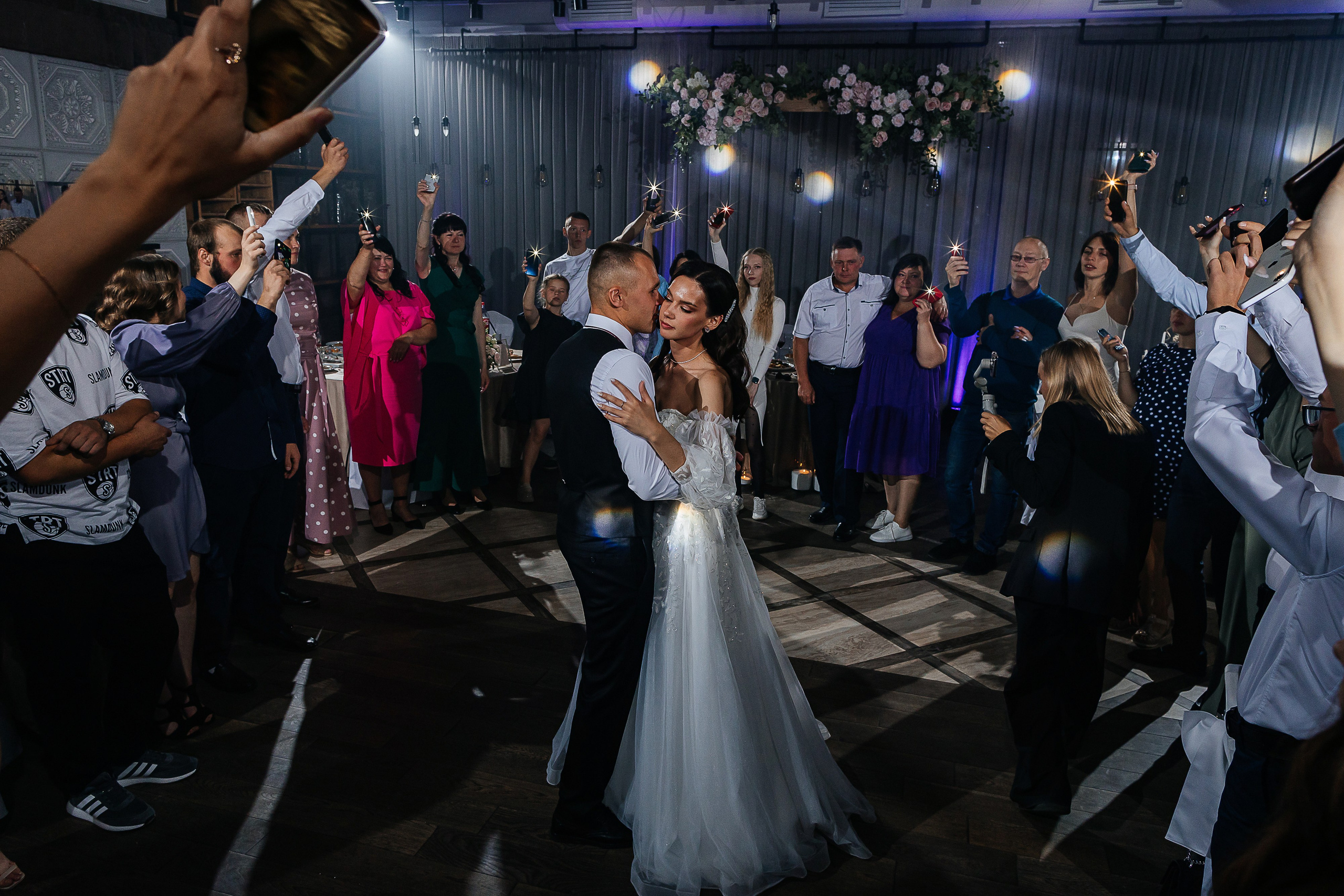 Волшебное утро невесты в номере отеля. Олег Сверчков | Свадебный фотограф Вологда