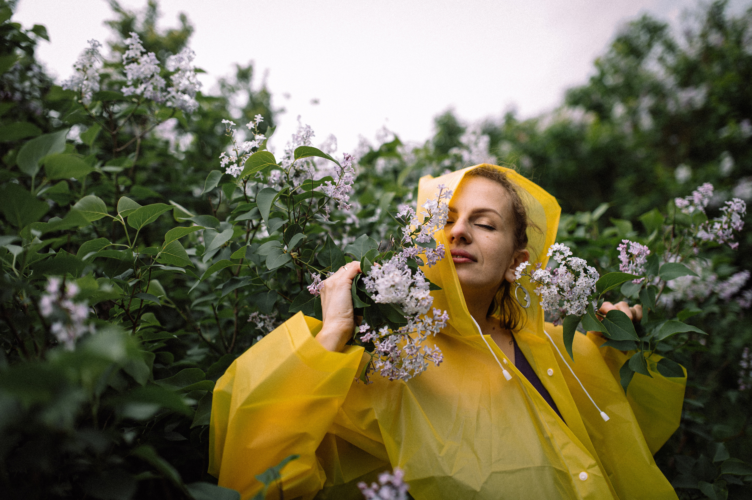 Йога в сирени. Фотограф Котова Валентина
