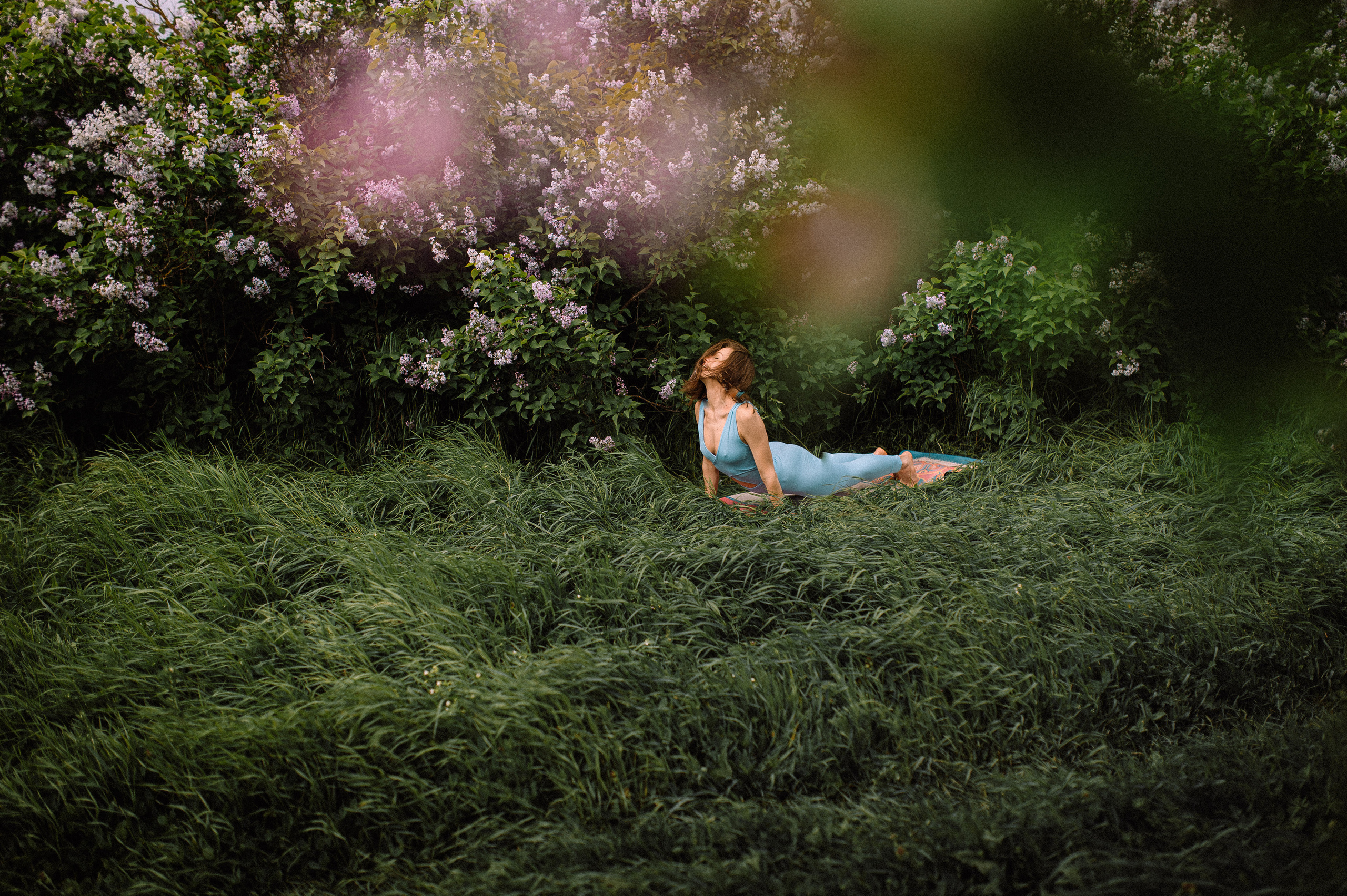 Йога в сирени. Фотограф Котова Валентина
