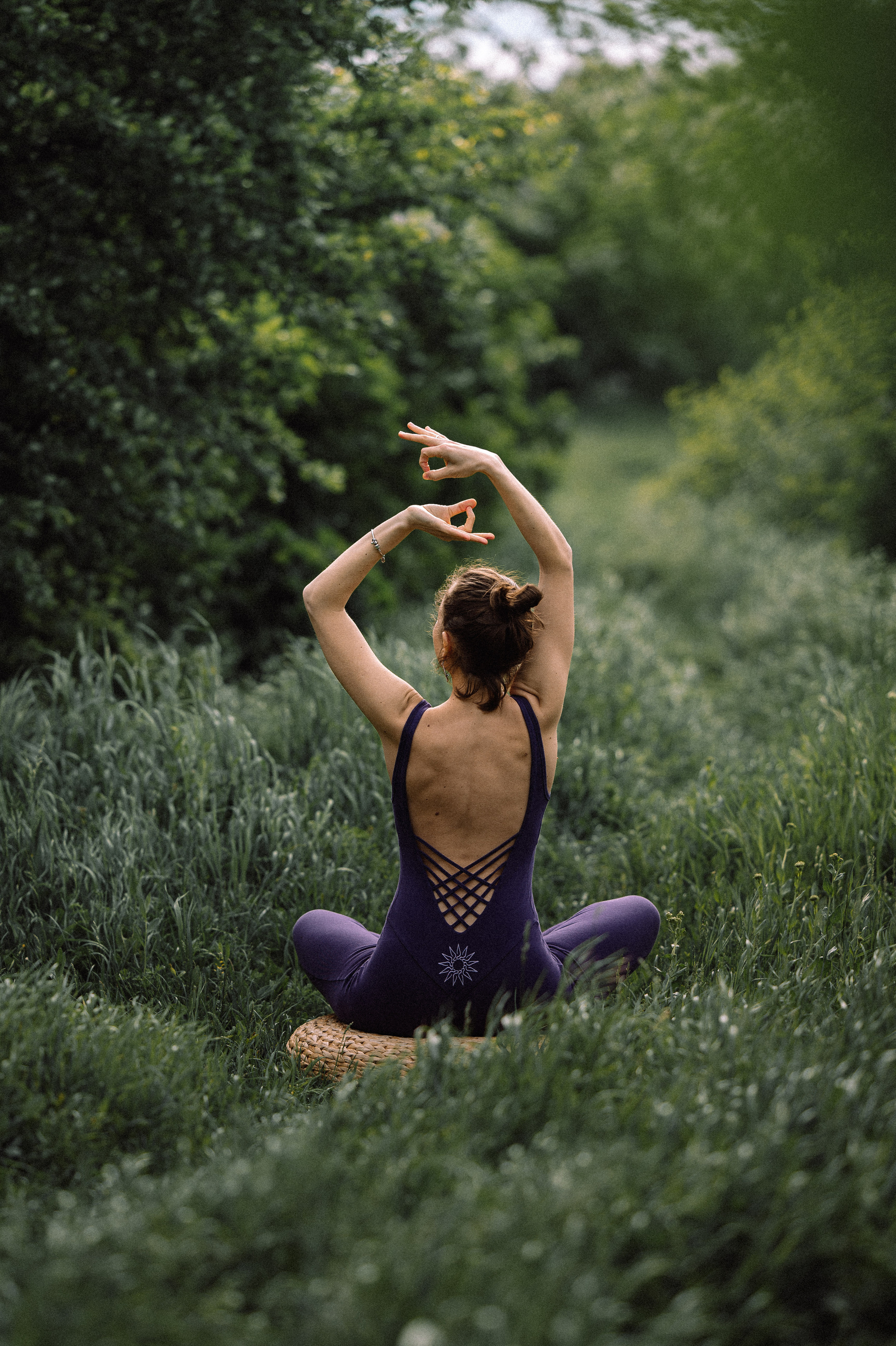 Йога в сирени. Фотограф Котова Валентина