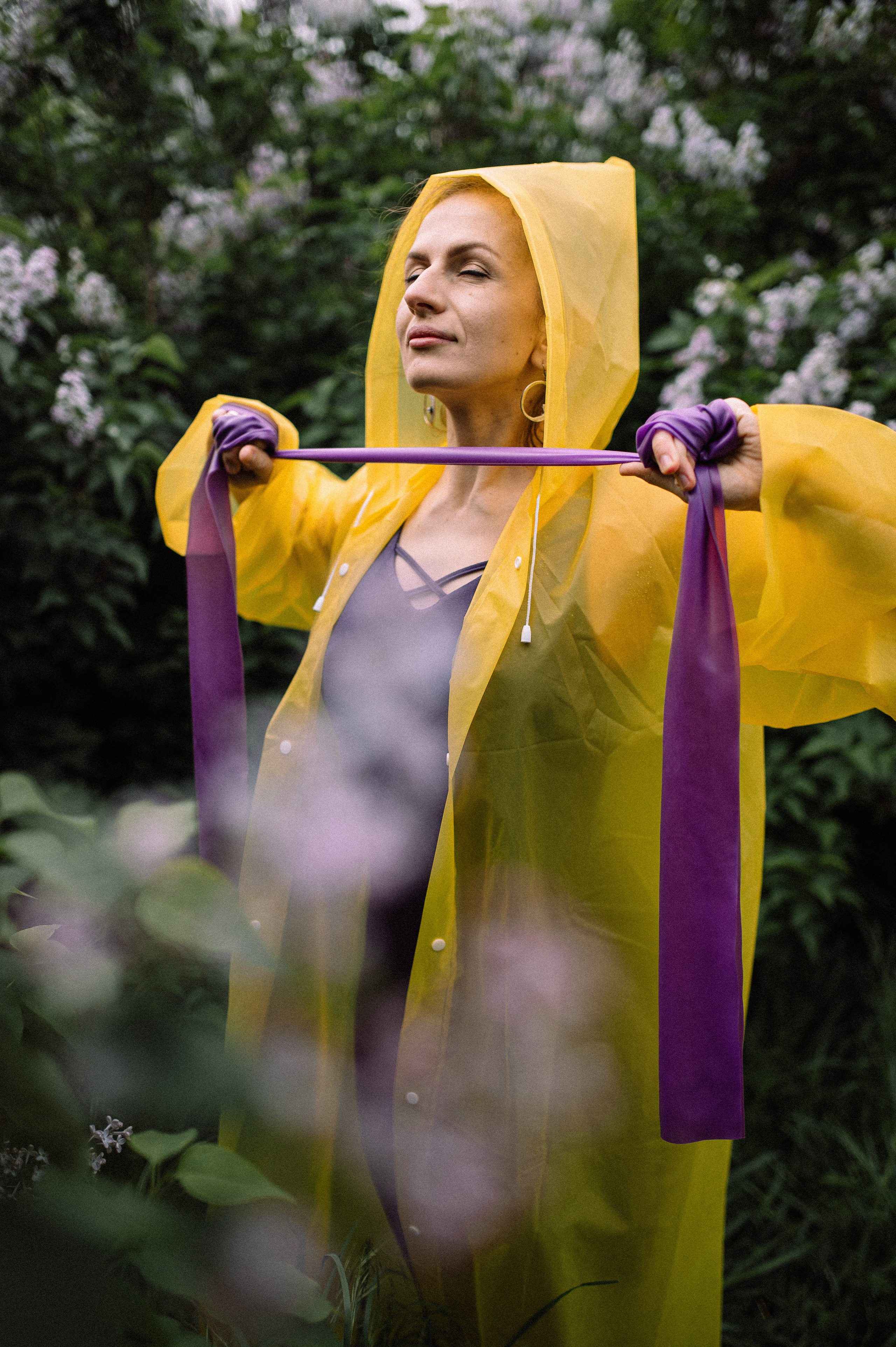 Йога в сирени. Фотограф Котова Валентина