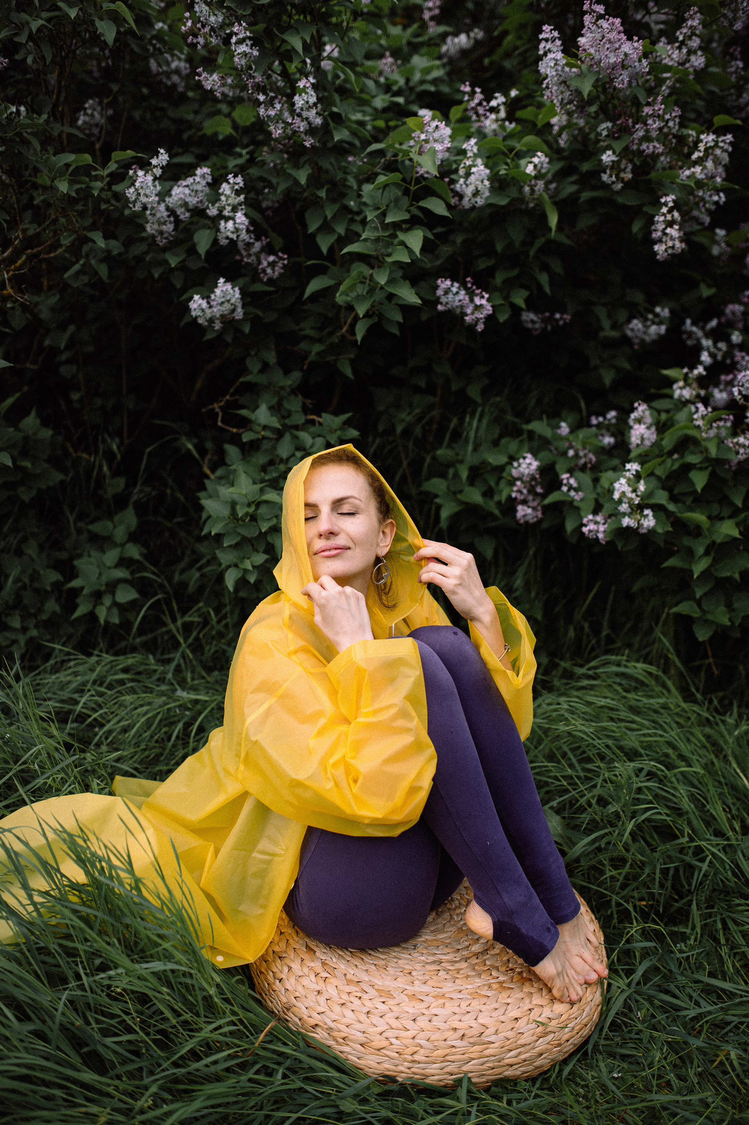 Йога в сирени. Фотограф Котова Валентина