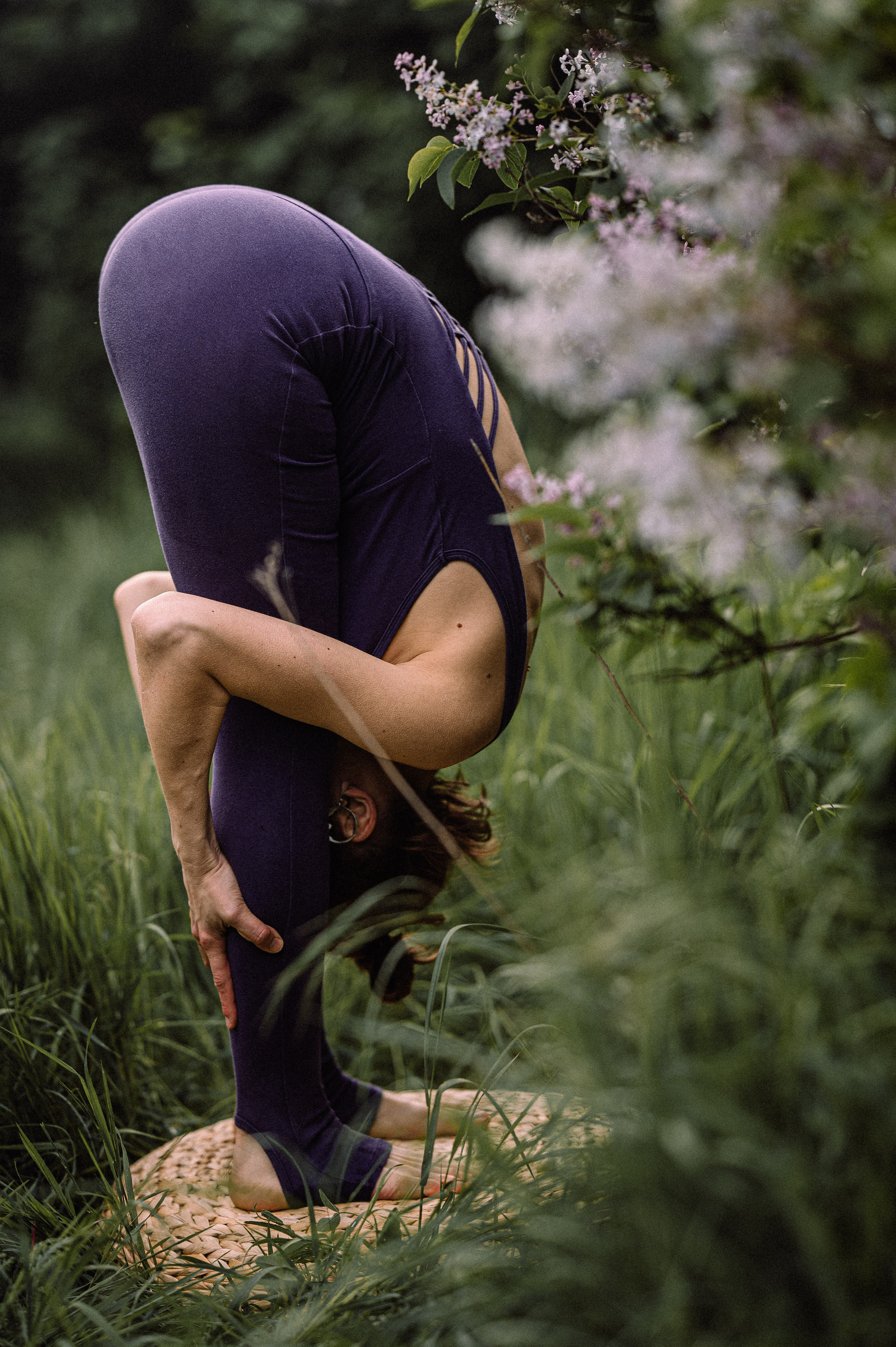 Йога в сирени. Фотограф Котова Валентина