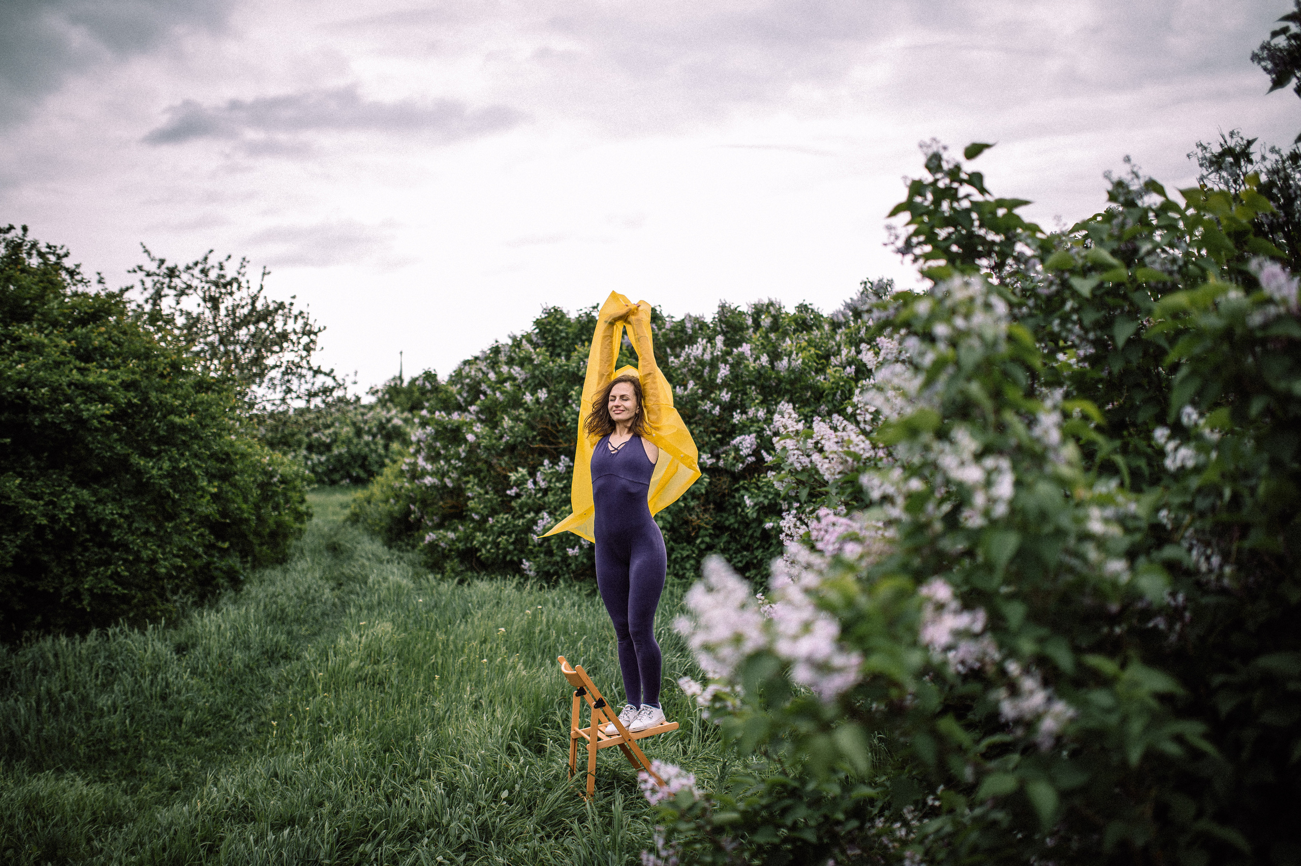 Йога в сирени. Фотограф Котова Валентина