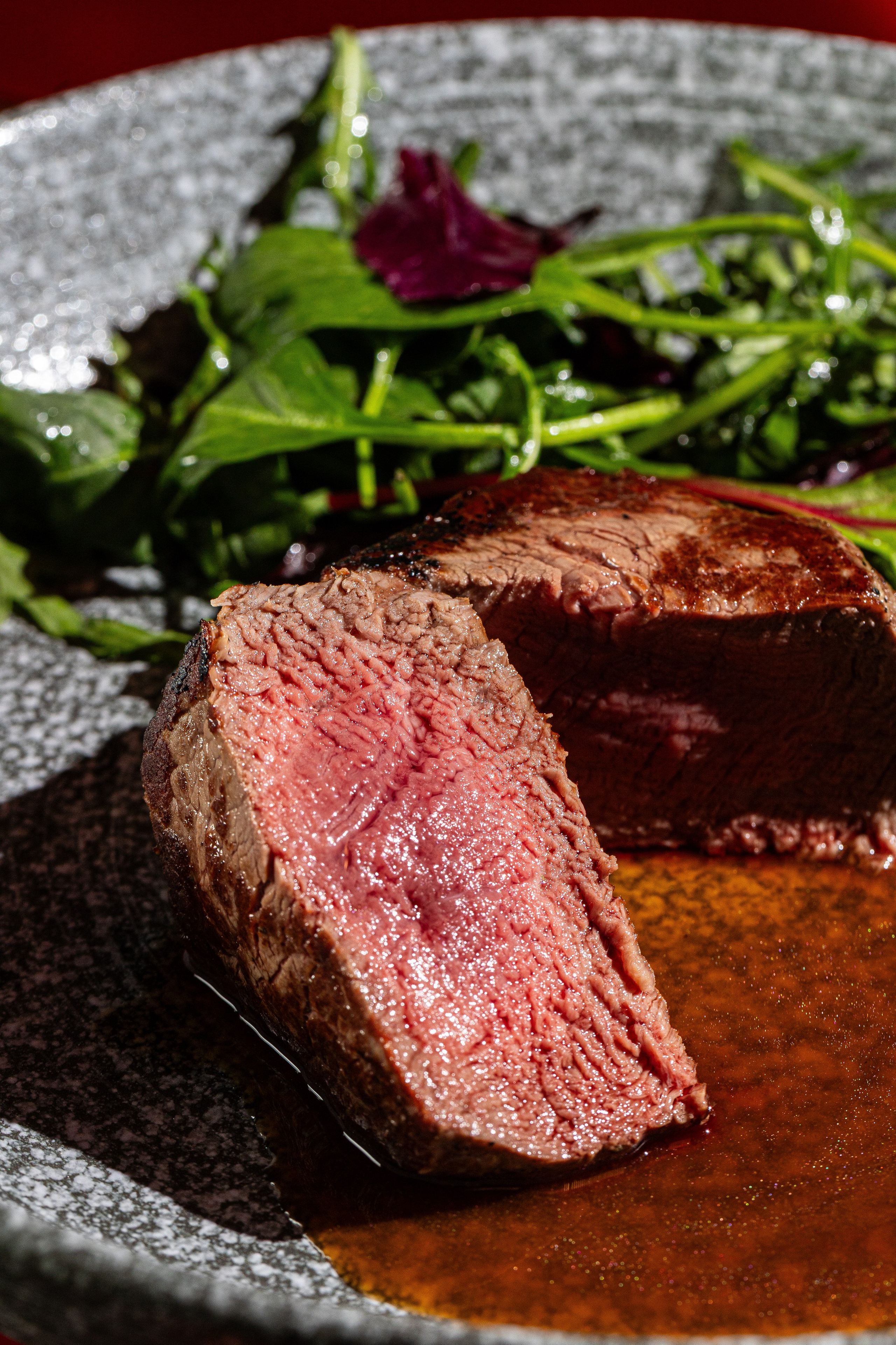 Говяжий стейк средней прожарки красиво стилизовано для меню