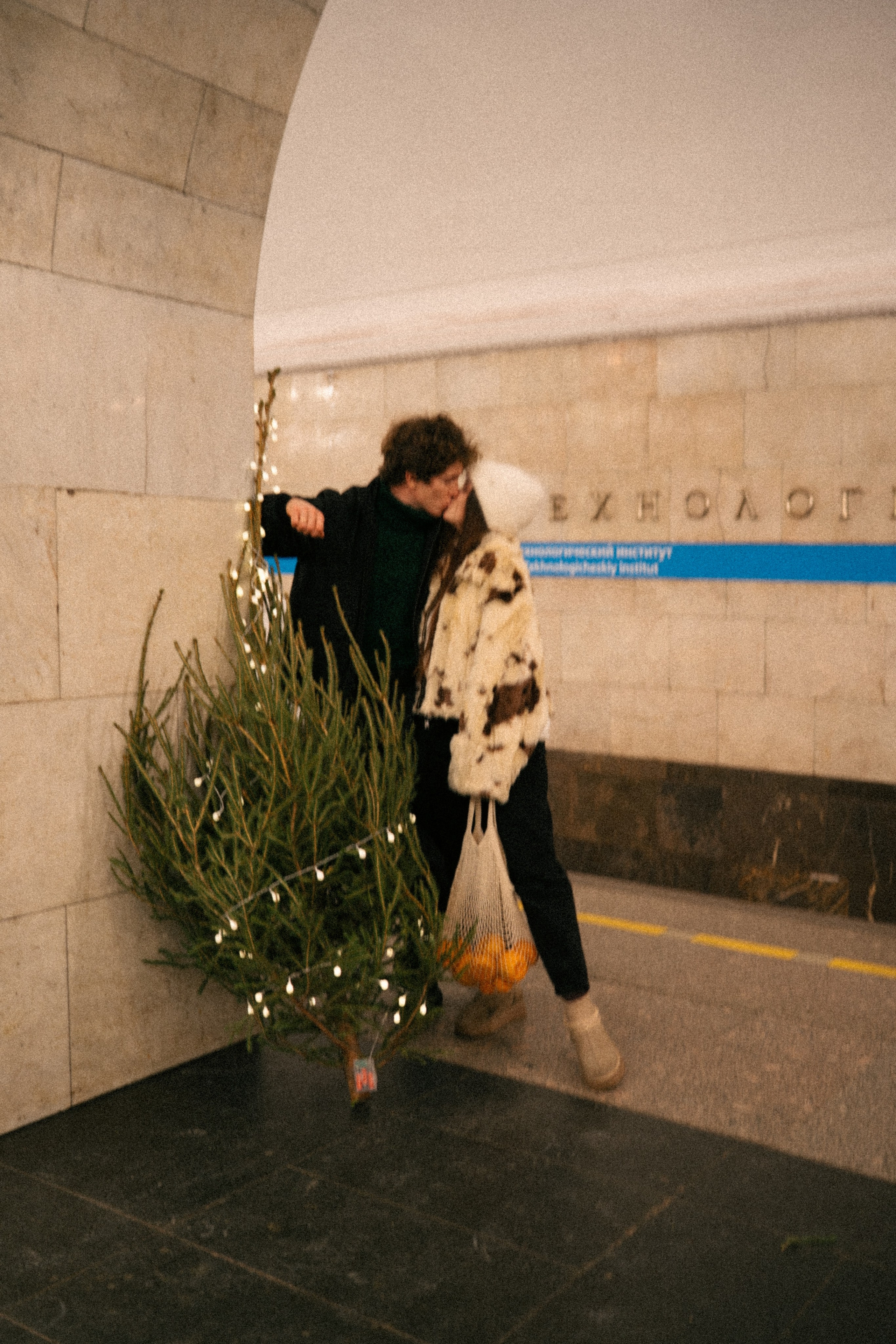 НОВОГОДНЯЯ ПРОГУЛКА ПАРЫ ПО ЧЕРНЫШЕВСКОЙ ПЕРЕД НОВЫМ ГОДОМ. Профессиональный фотограф, Санкт-Петербург — Виктория Богомолова