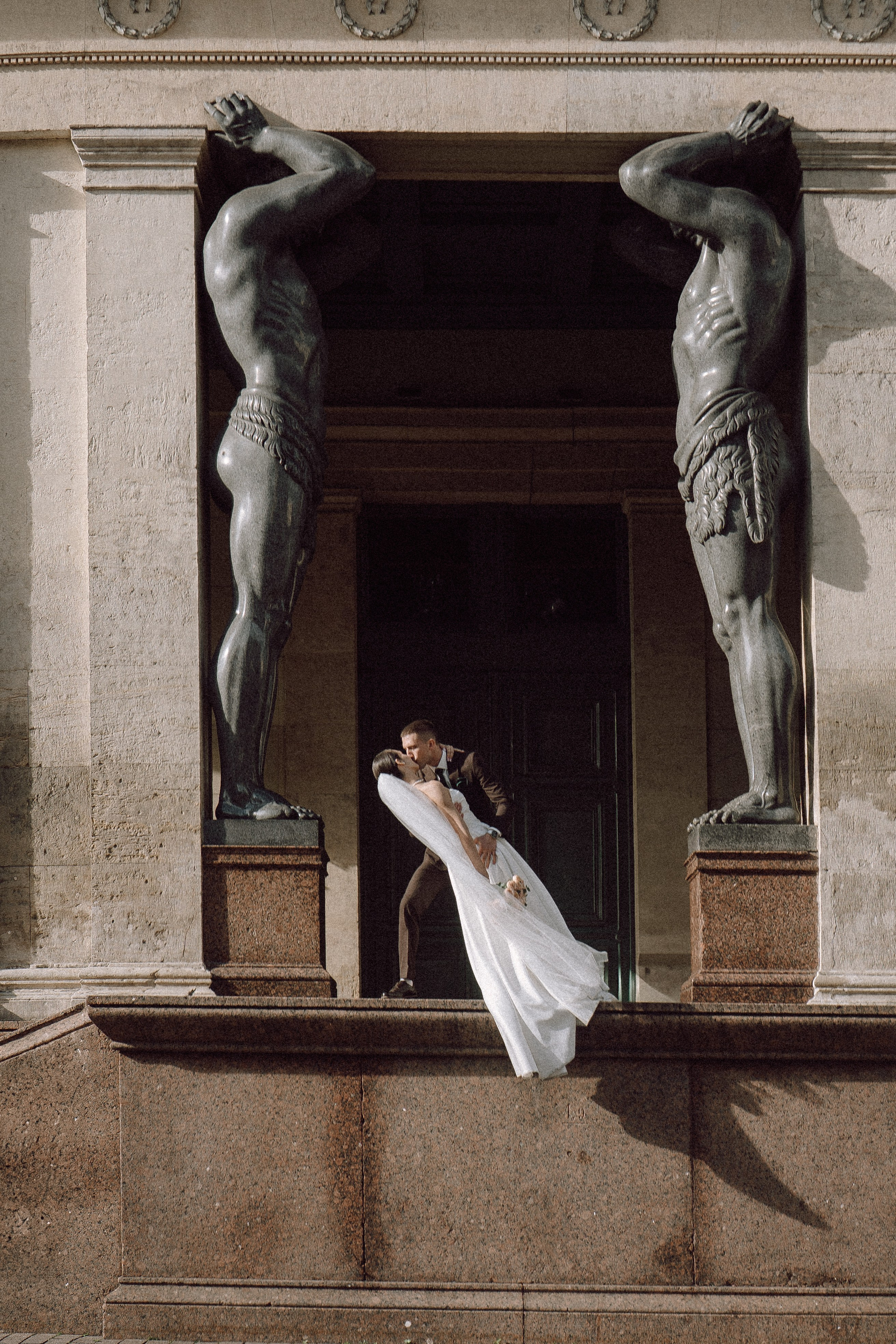 СВАДЕБНАЯ ПРОГУЛКА В САНТК-ПЕТЕРБУРГЕ (ИСАКИЕВСКИЙ СОБОР, ЗИМНЯЯ КАНАВКА, ЭРМИТАЖ И БОЛЬШАЯ МОРСКАЯ УЛИЦА). Профессиональный фотограф, Санкт-Петербург — Виктория Богомолова