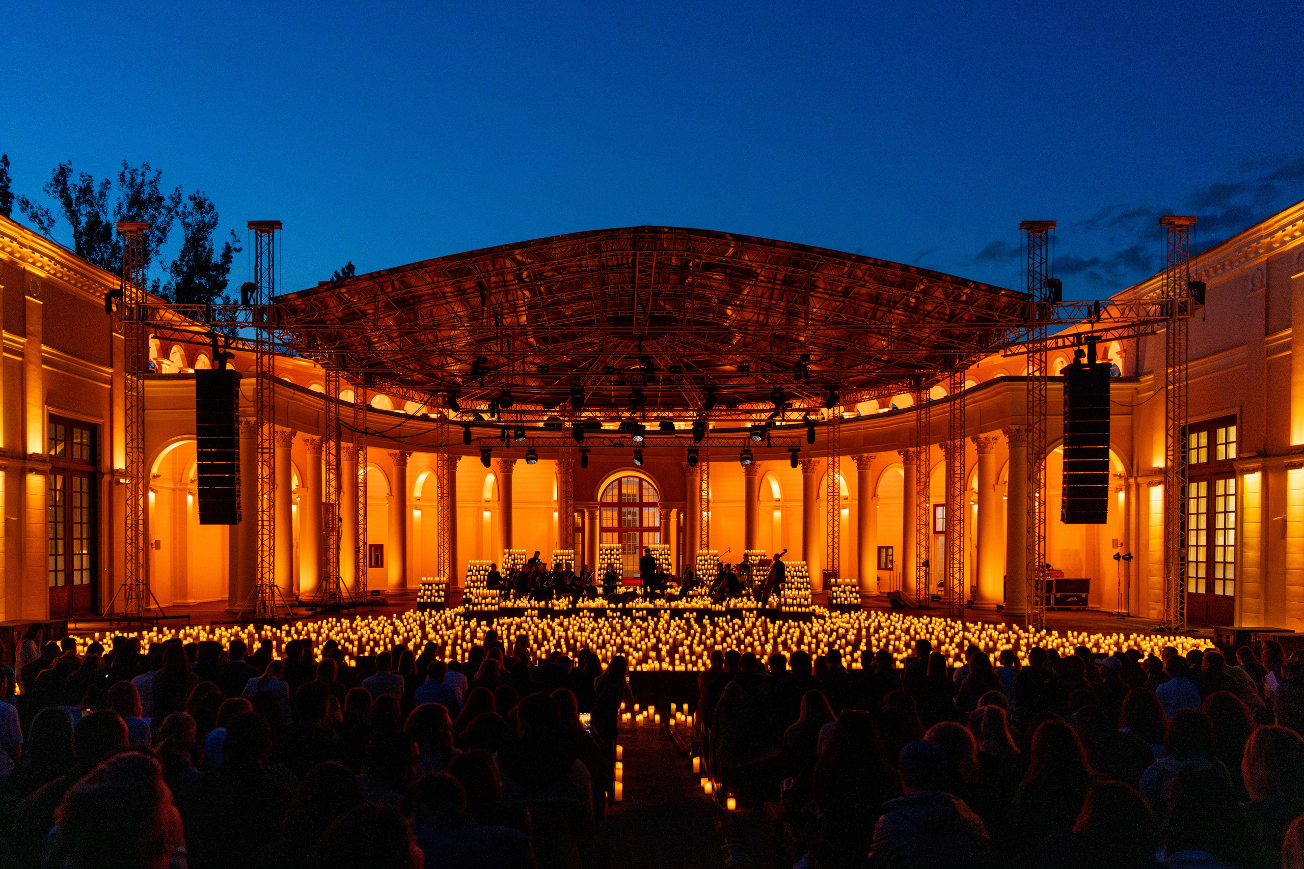 Симфонический оркестр Lumisfera при свечах. Фотограф Никита Комаров