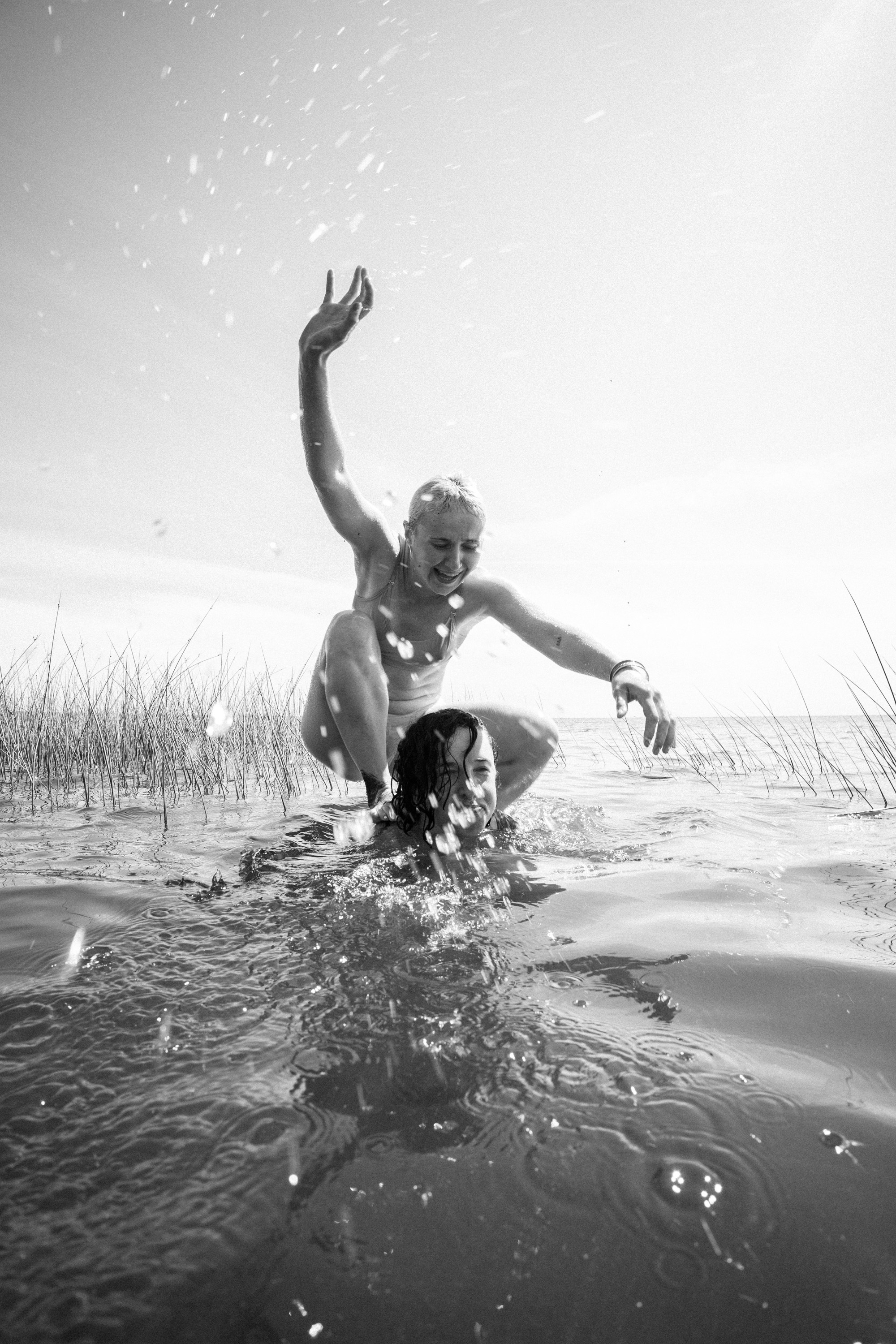 Вода стирает серьезность. Тела теряют свои очертания, жесты становятся инстинктивными, и гравитация ослабевает.