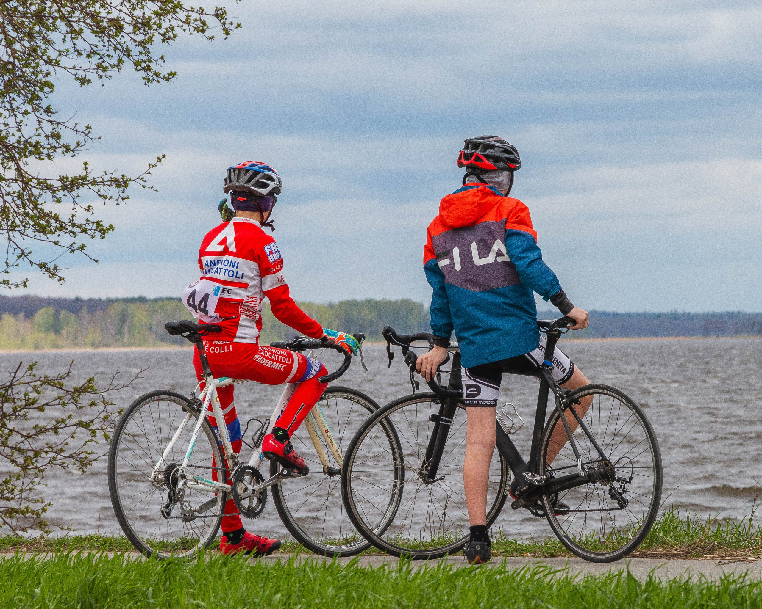 Велосипедисты наслаждаются видом ижевского пруда после соревнований