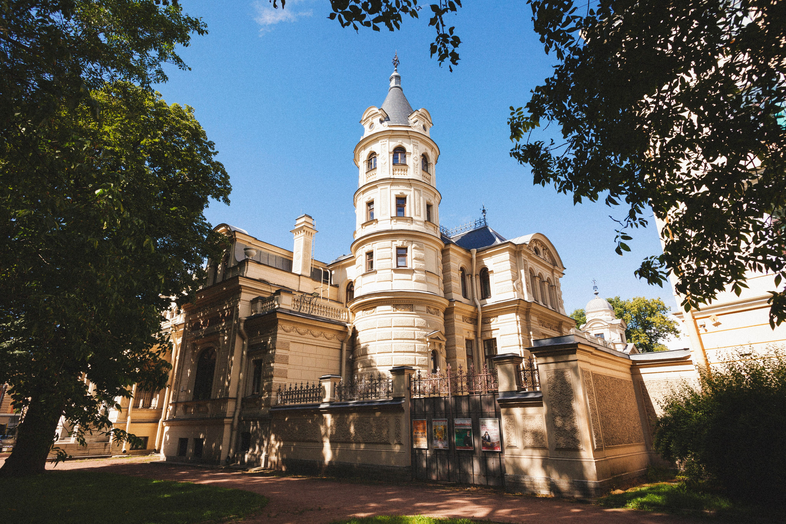 Фотовыставка в Санкт-Петербурге "А где ты гулешь с собачкой, если живешь в центре?"