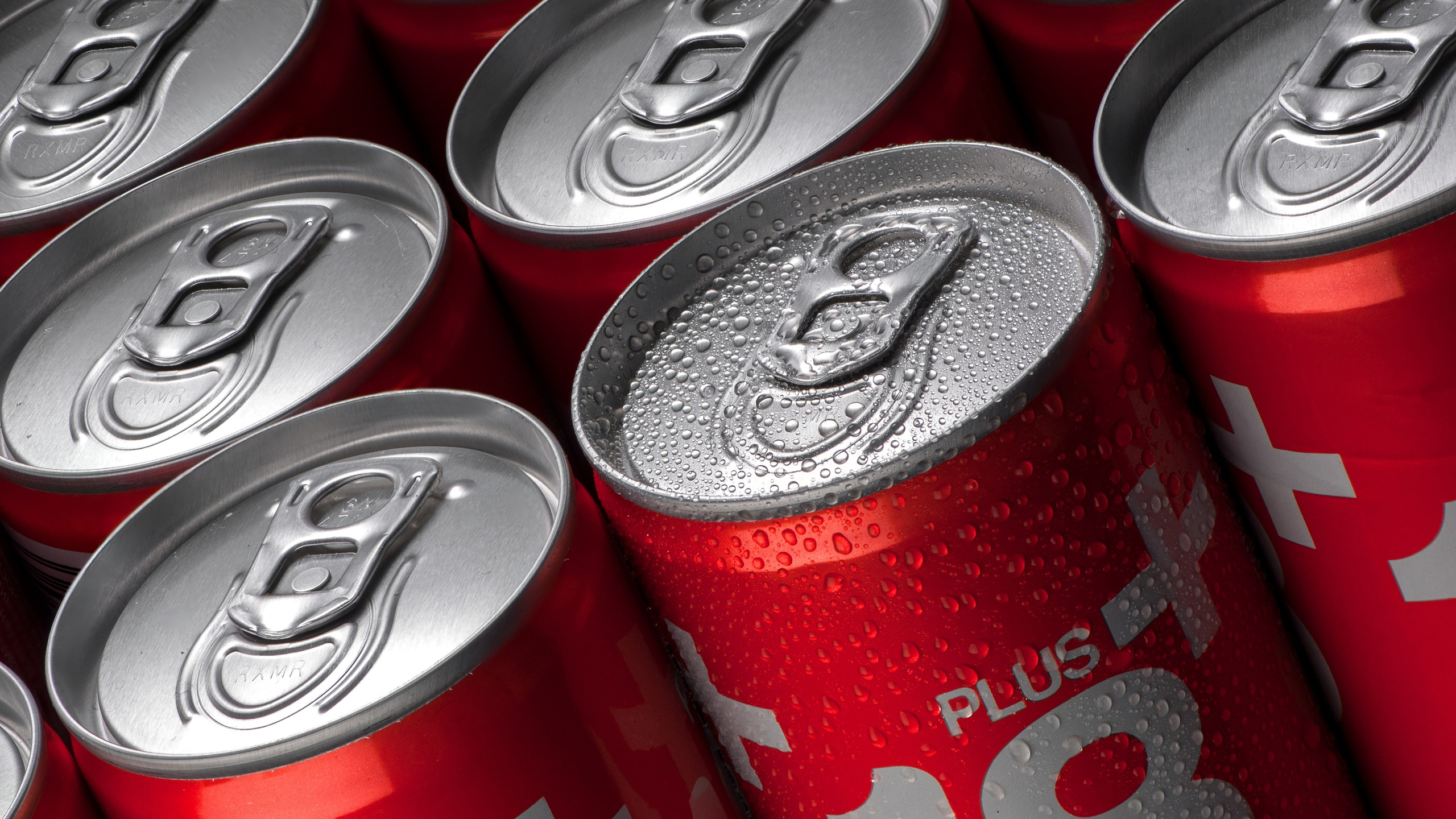 съёмка напитков в Алматы 18 PLUS X energy drink студийный свет капли конденсата