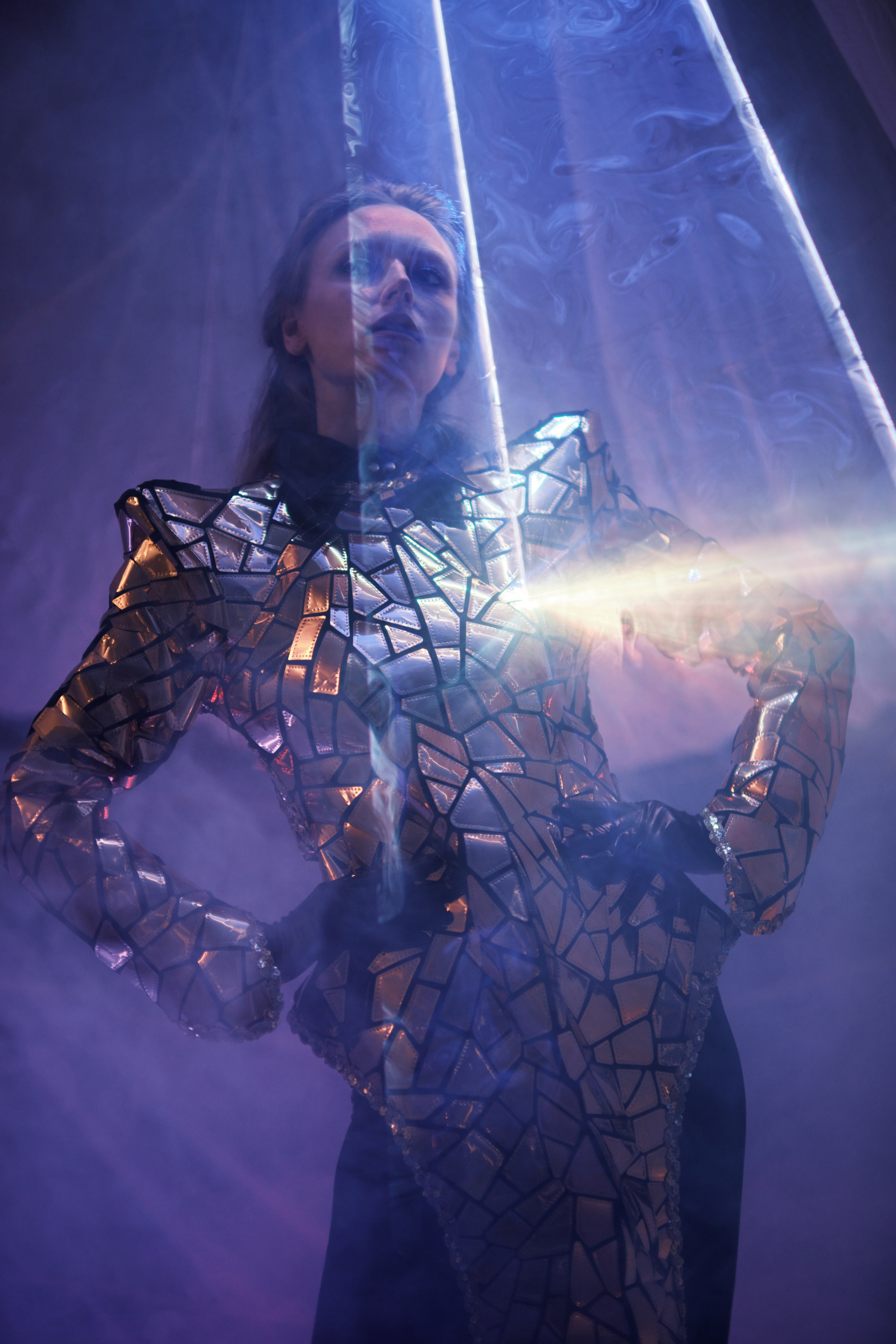 Фотосессия в стиле футуристической моды девушка в зеркальном костюме с отражения лазера