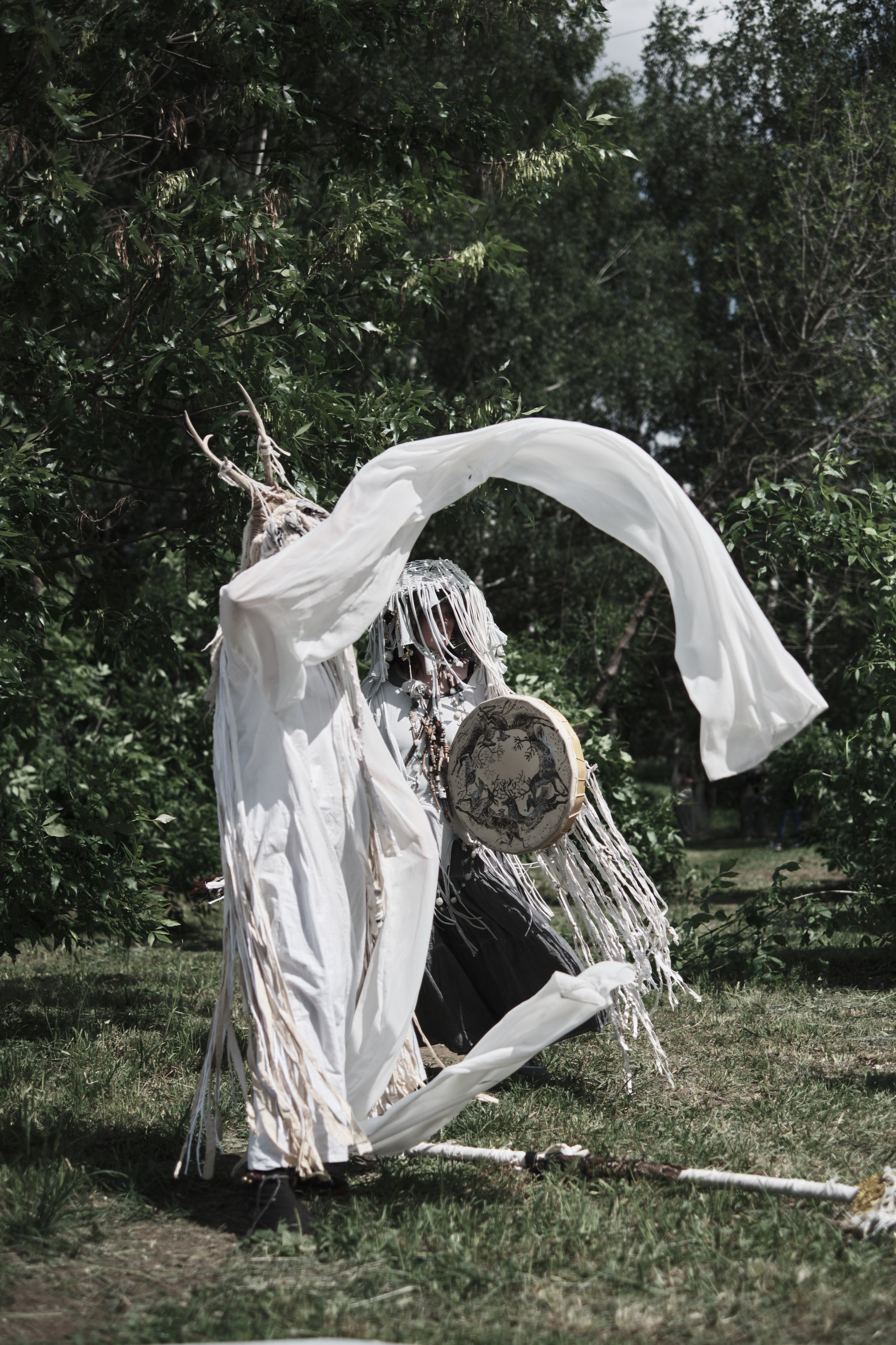 Белые Шаманы исполняют танец