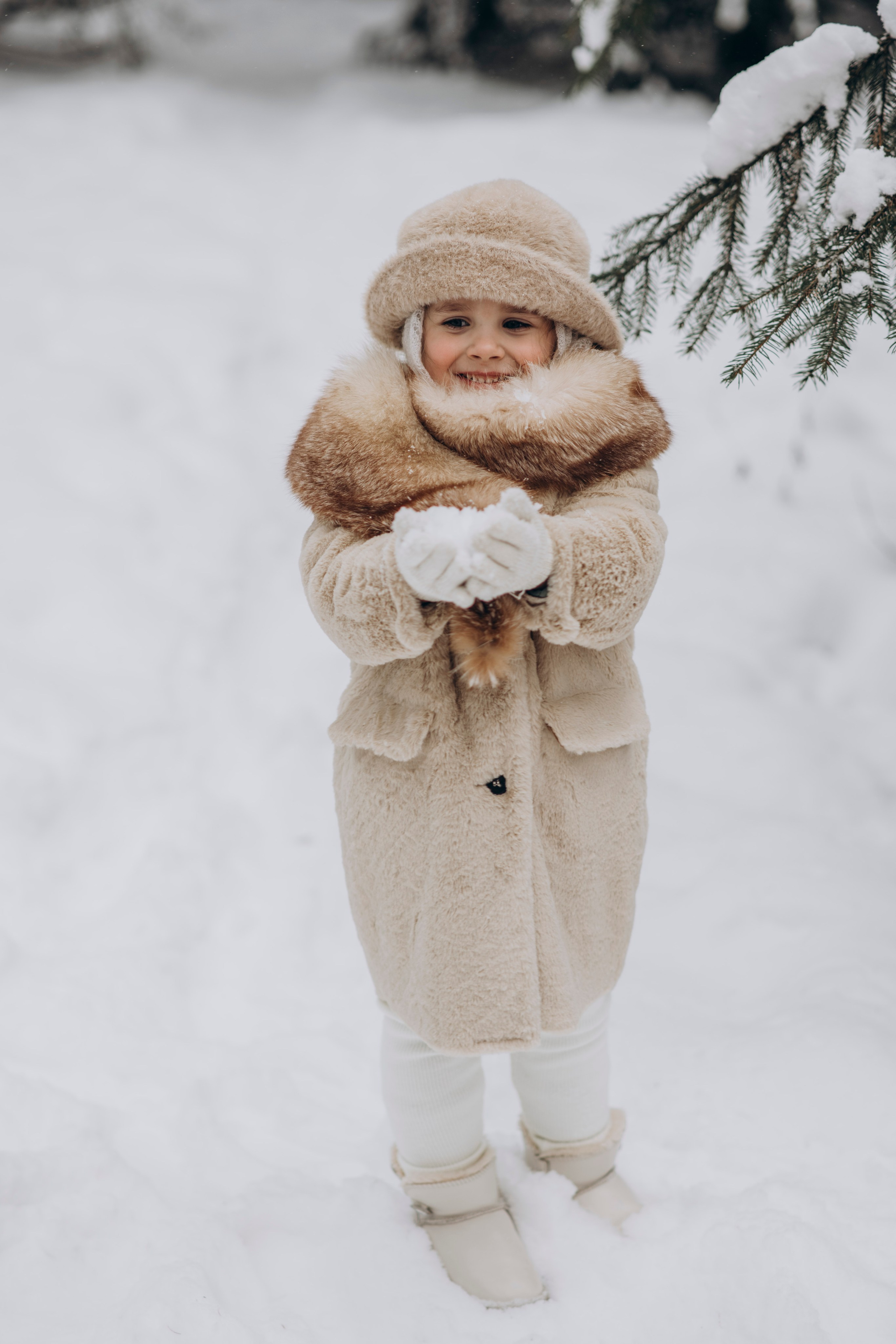 Детская фотосессия зимой, девочка со снегом
