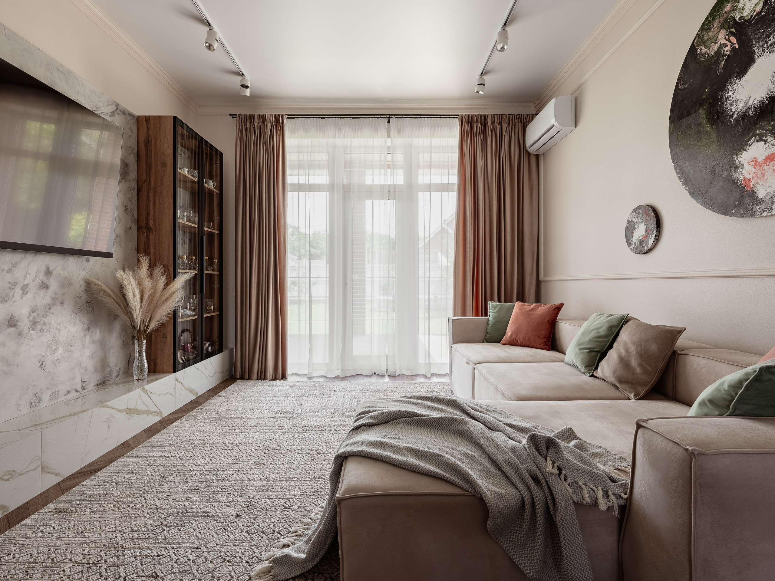 Просторная гостиная с мягким диваном, мраморной стеной под телевизор и большим окном с текстильными шторами. Интерьер разработан дизайнером Алиной Чередниченко, фотограф Сергей Денисенко.
