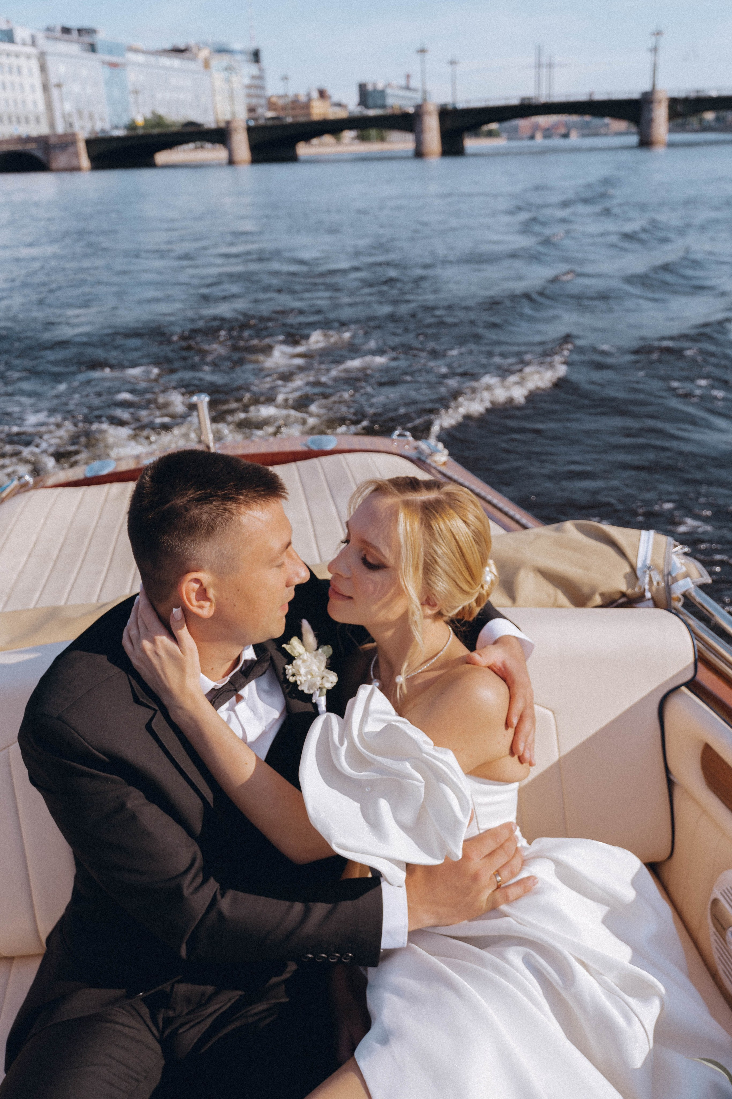 СВАДЕНБНАЯ СЬЕМКА НА КАТЕРЕ ПО КАНАЛАМ САНКТ-ПЕТЕРБУРГА И В АКВАТОРИИ НЕВЫ. Профессиональный фотограф, Санкт-Петербург — Виктория Богомолова