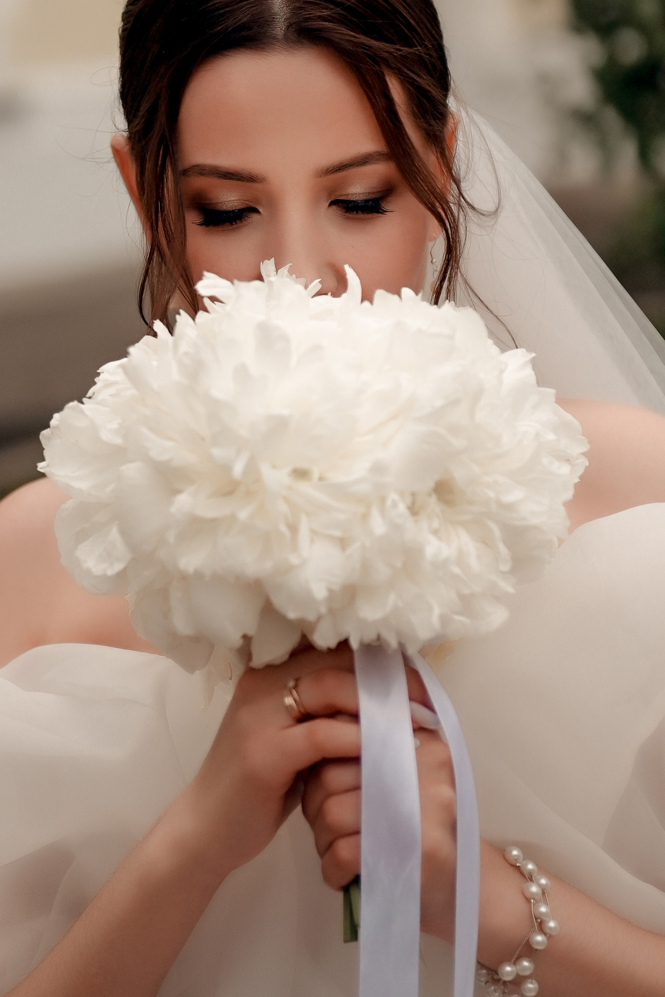 Небольшая свадебная серия в музее и прогулкой под дождем Эльмиры и Ризата. Свадебный, семейный, детский, контент фотограф в Омске Максим Ильин