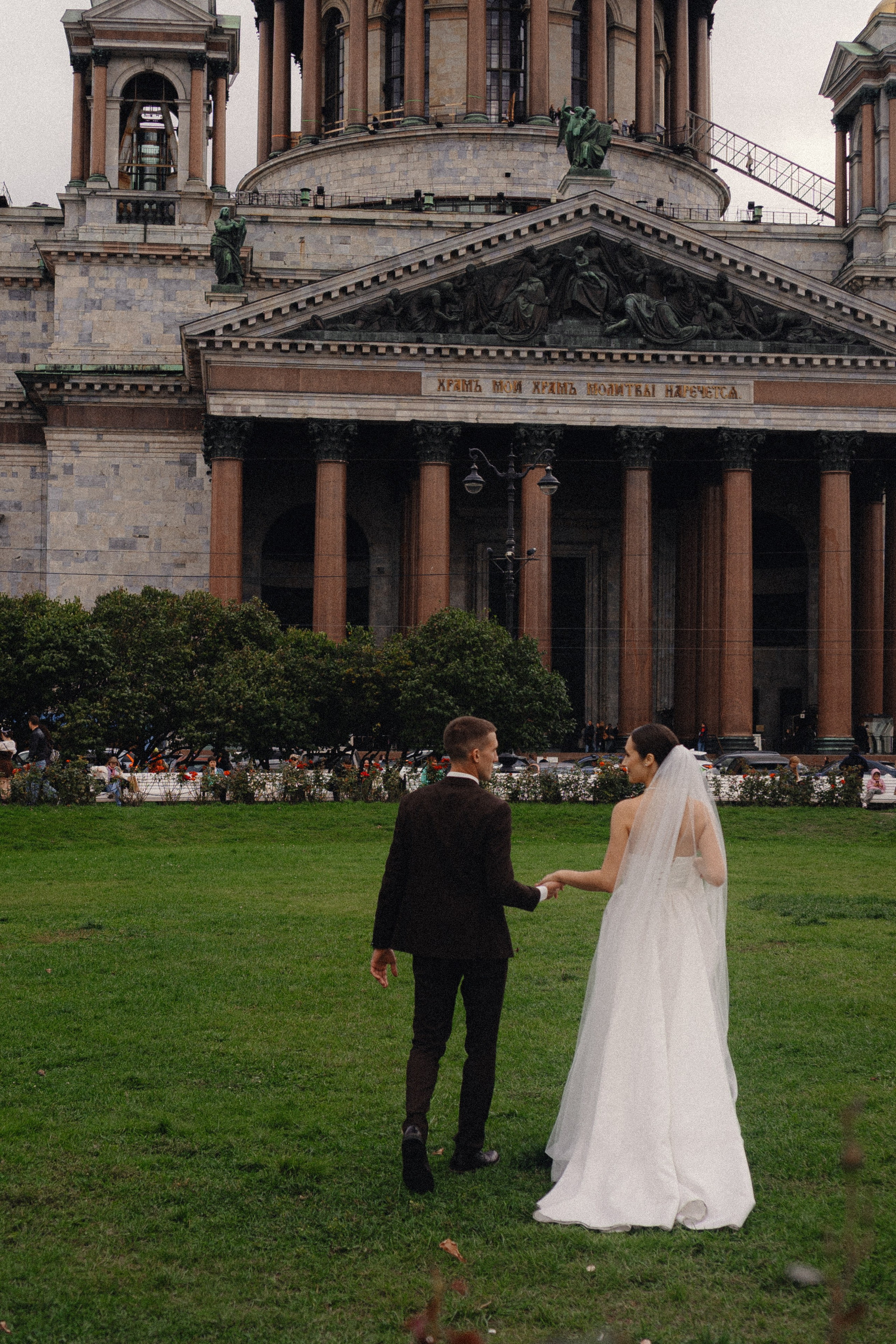 СВАДЕБНАЯ ПРОГУЛКА В САНТК-ПЕТЕРБУРГЕ (ИСАКИЕВСКИЙ СОБОР, ЗИМНЯЯ КАНАВКА, ЭРМИТАЖ И БОЛЬШАЯ МОРСКАЯ УЛИЦА). Профессиональный фотограф, Санкт-Петербург — Виктория Богомолова