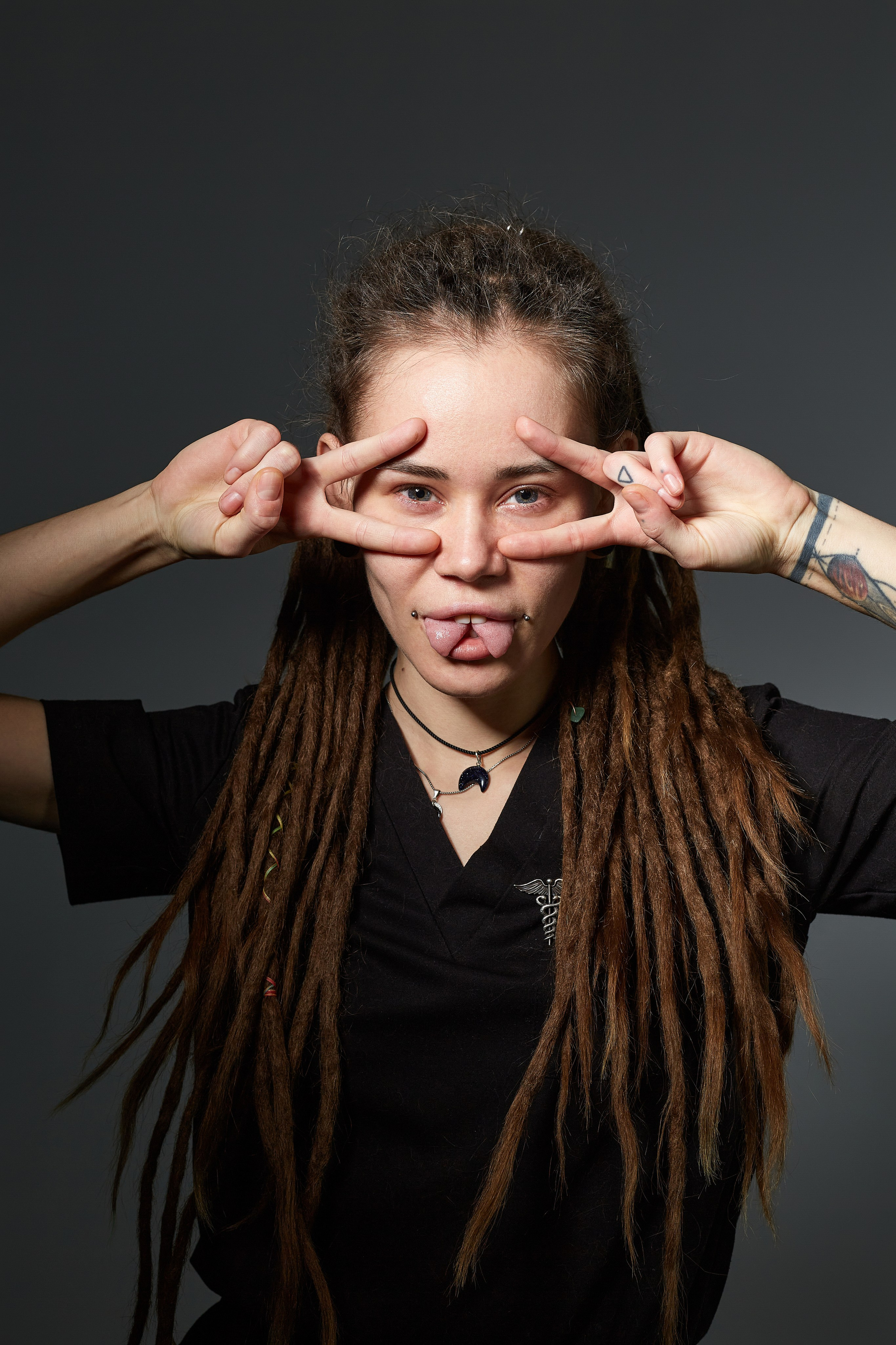 Девушка с дредами и серой кошкой на руках – студийный портрет, профессиональная фотосессия в Пензе.