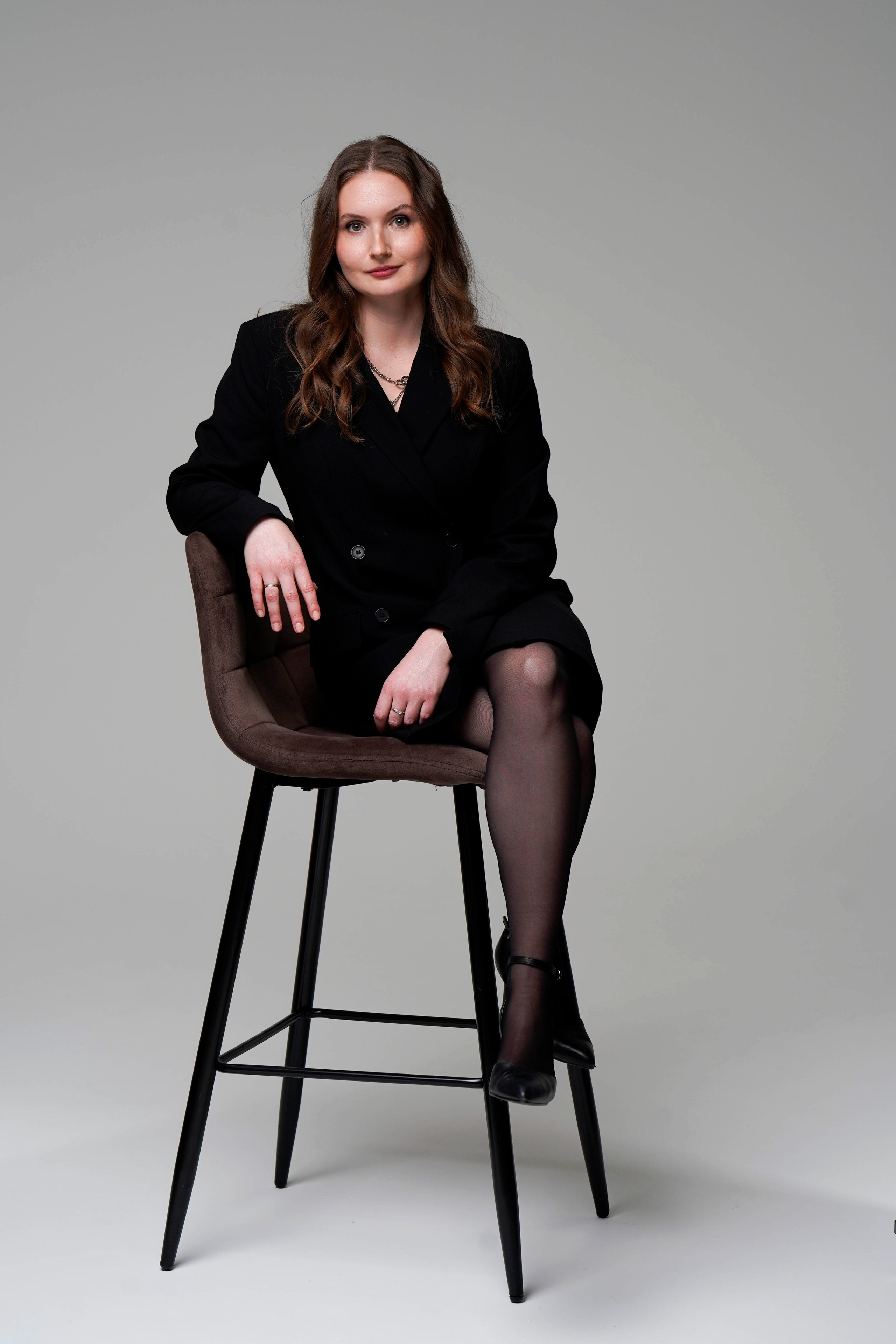 Студийный женский портрет. Девушка на высоком стуле. Фотограф Анна Калинцева
