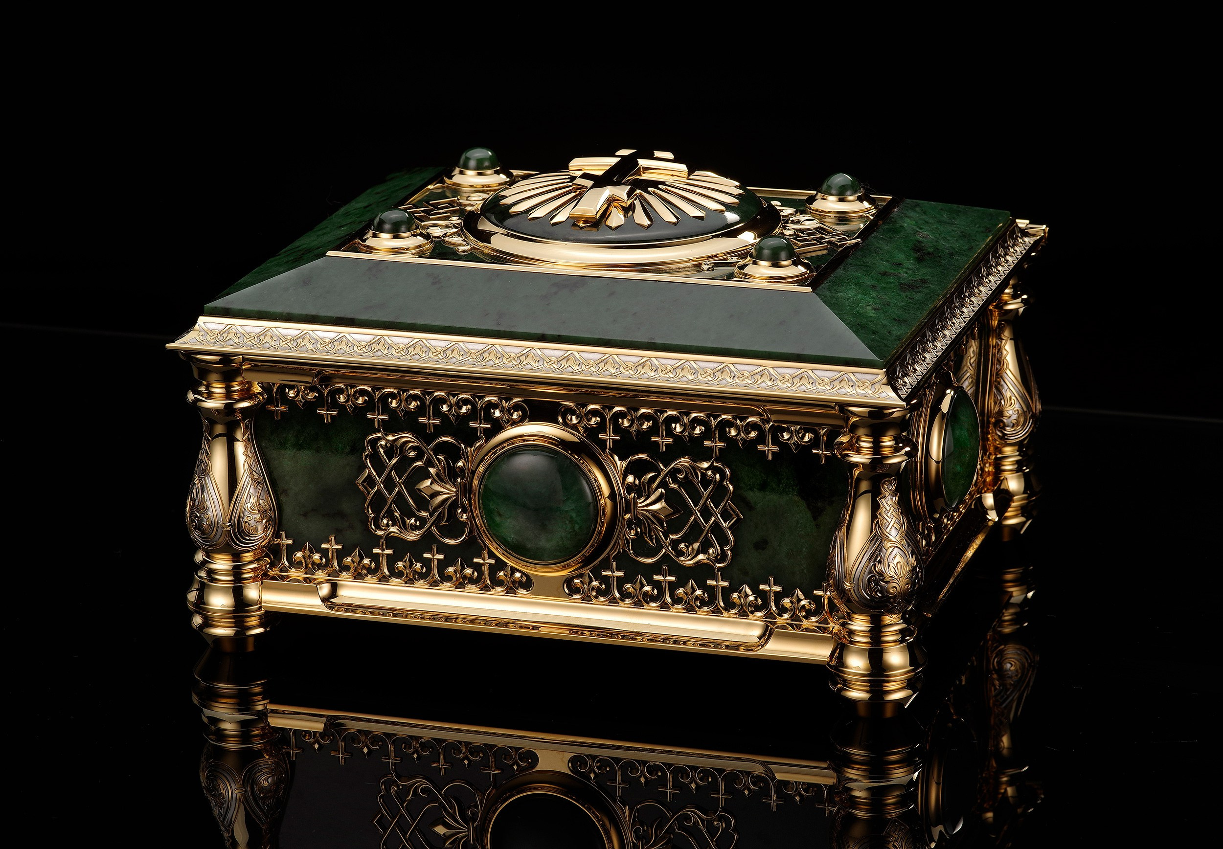 Изделия из драгоценных металлов. Предметная фотосъемка антиквариата, ювелирных украшений, камнерезных изделий, картин, предметов искусства и коллекционных предметов