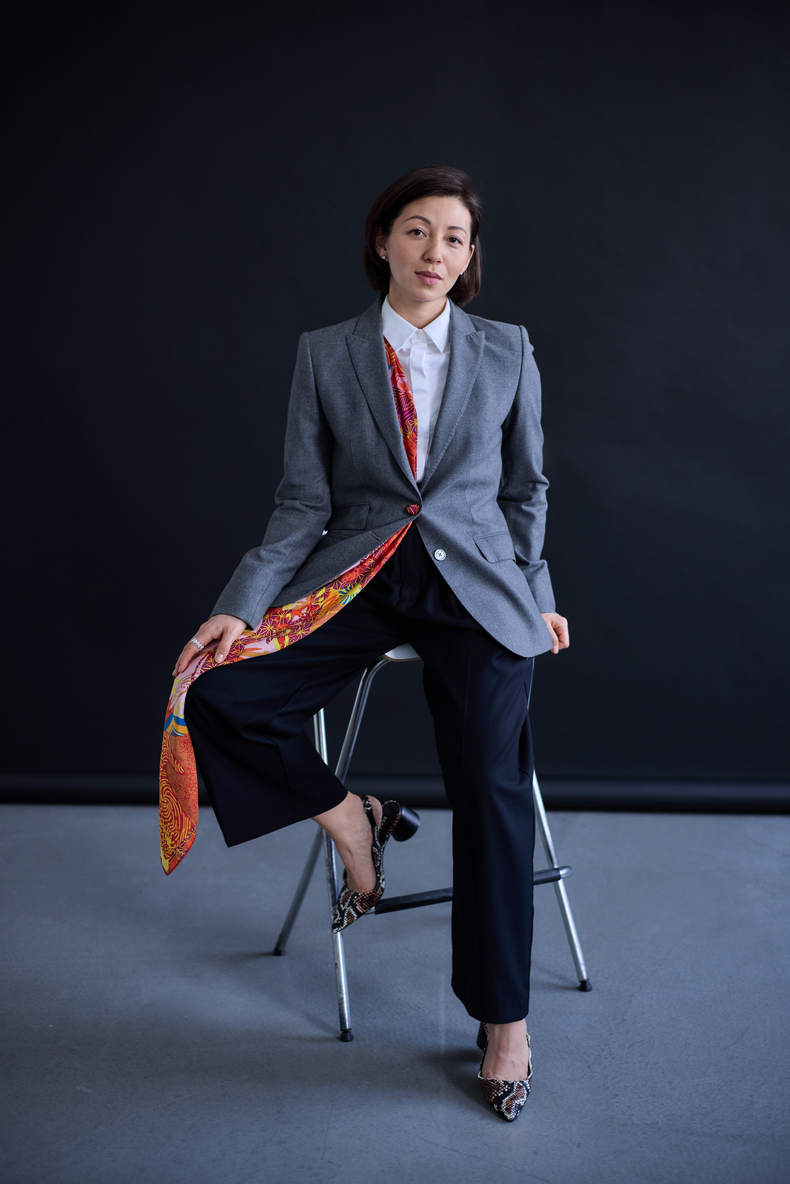 Кристина Кибирева, девушка в офисной одежде. Фото в офисе 