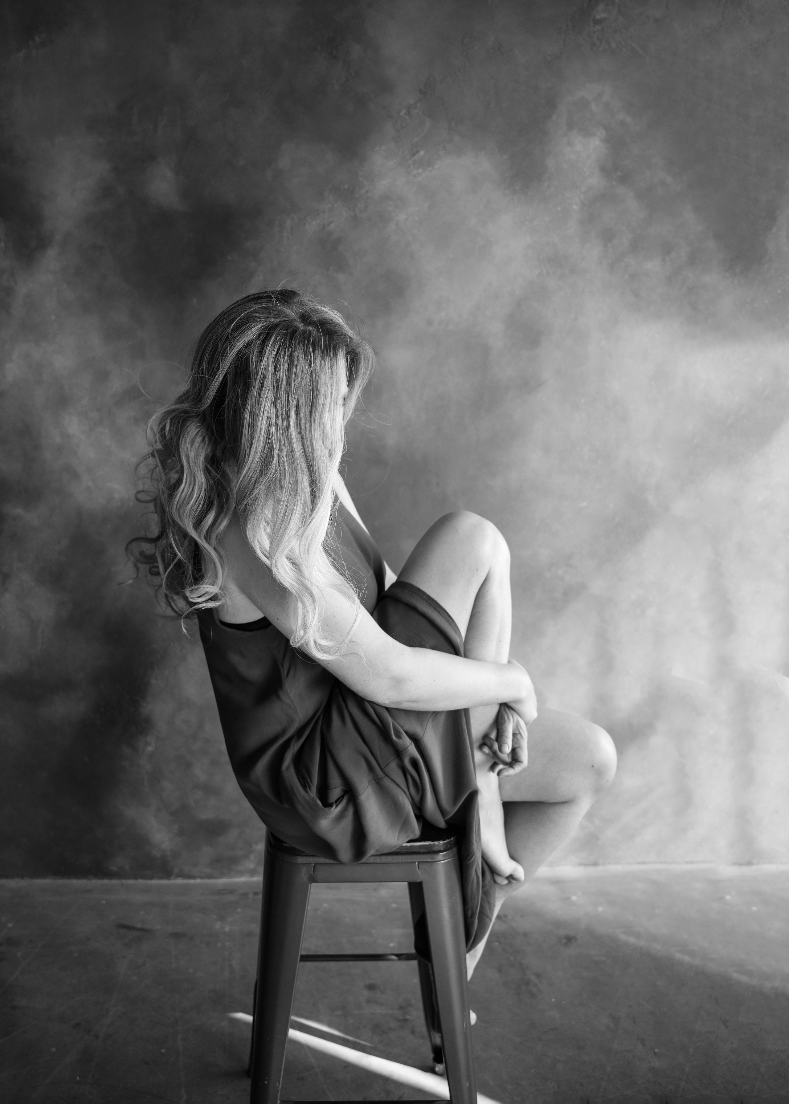 Женский нежный фотопортрет на стуле в студии Красноряск. Женский фотограф в Красноярске