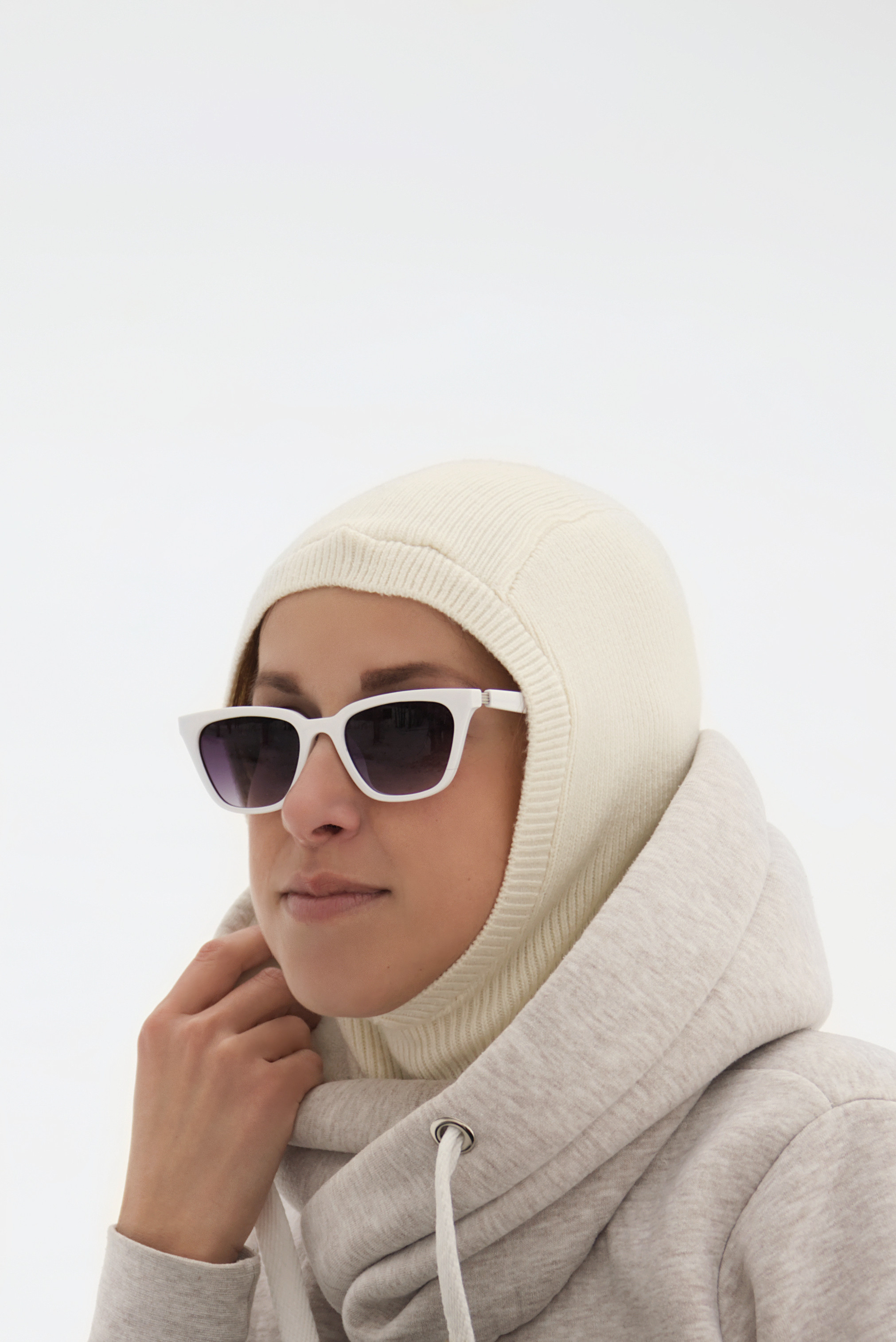 Зимний головной убор на фоне белого снега зимой.