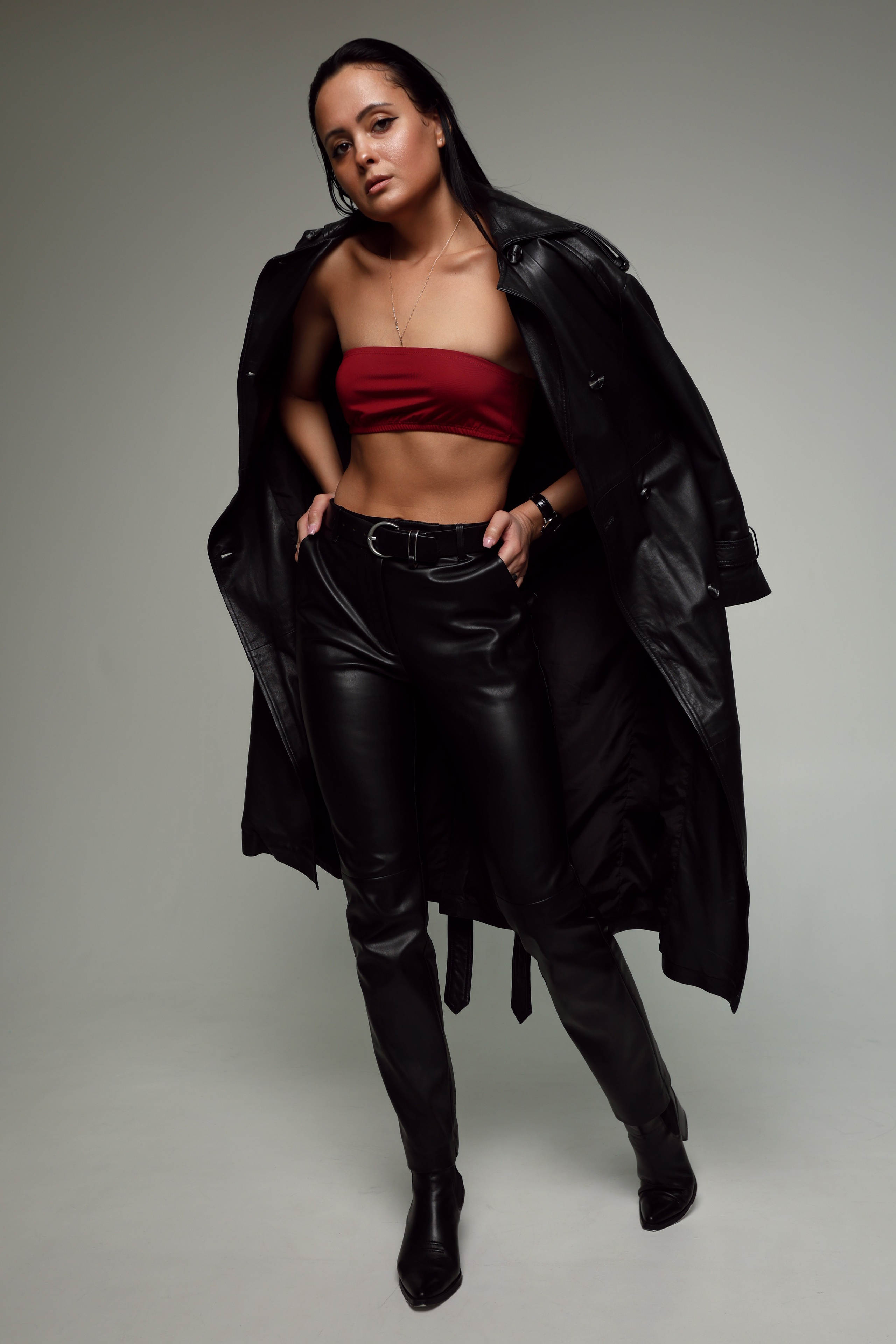 девушка с длинными черными волосами и в черном плаще фотосессия в студии Краснодар