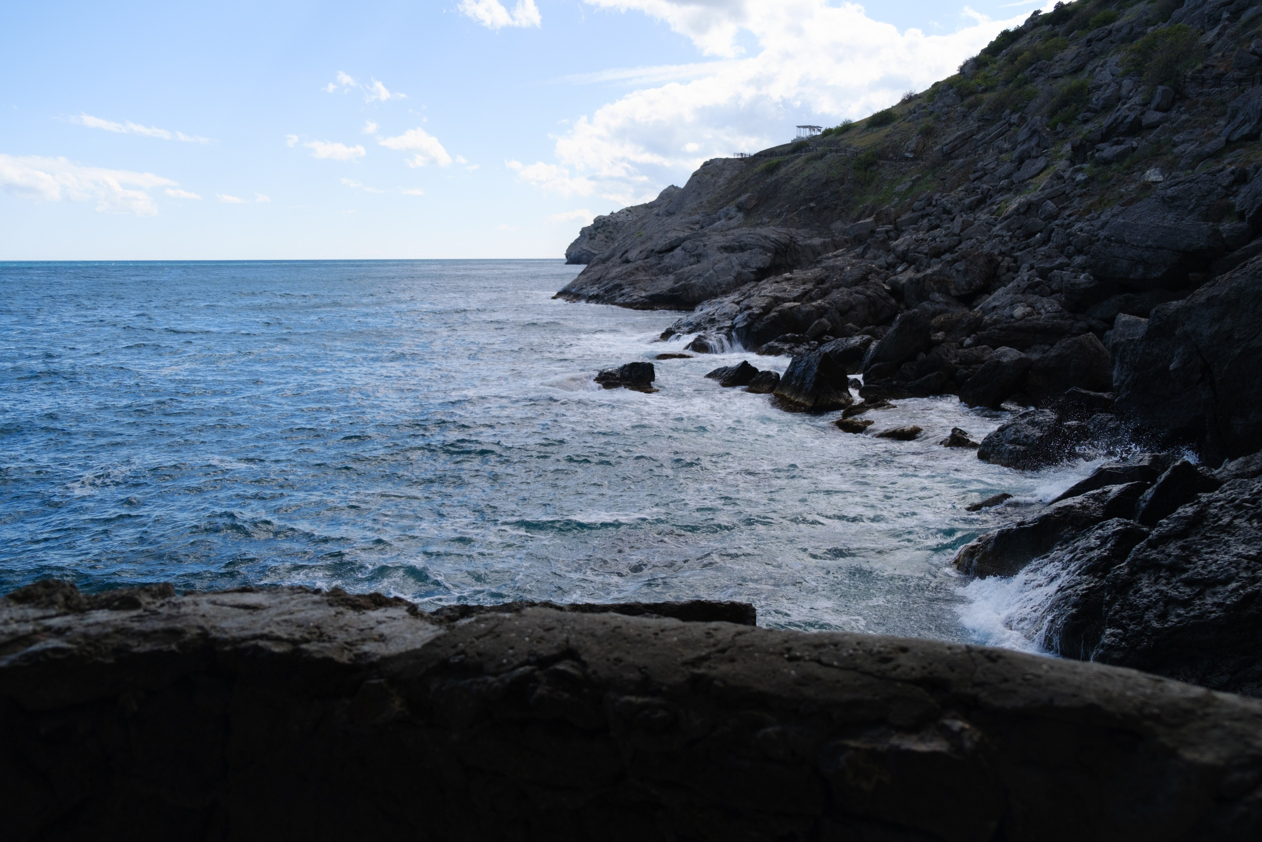 Свадебная фотосессия на Тропе Глицина Судак. Профессиональная фотосъемка в Крыму. Натуральные эмоции и живые кадры. Забронируйте дату прямо сейчас!
