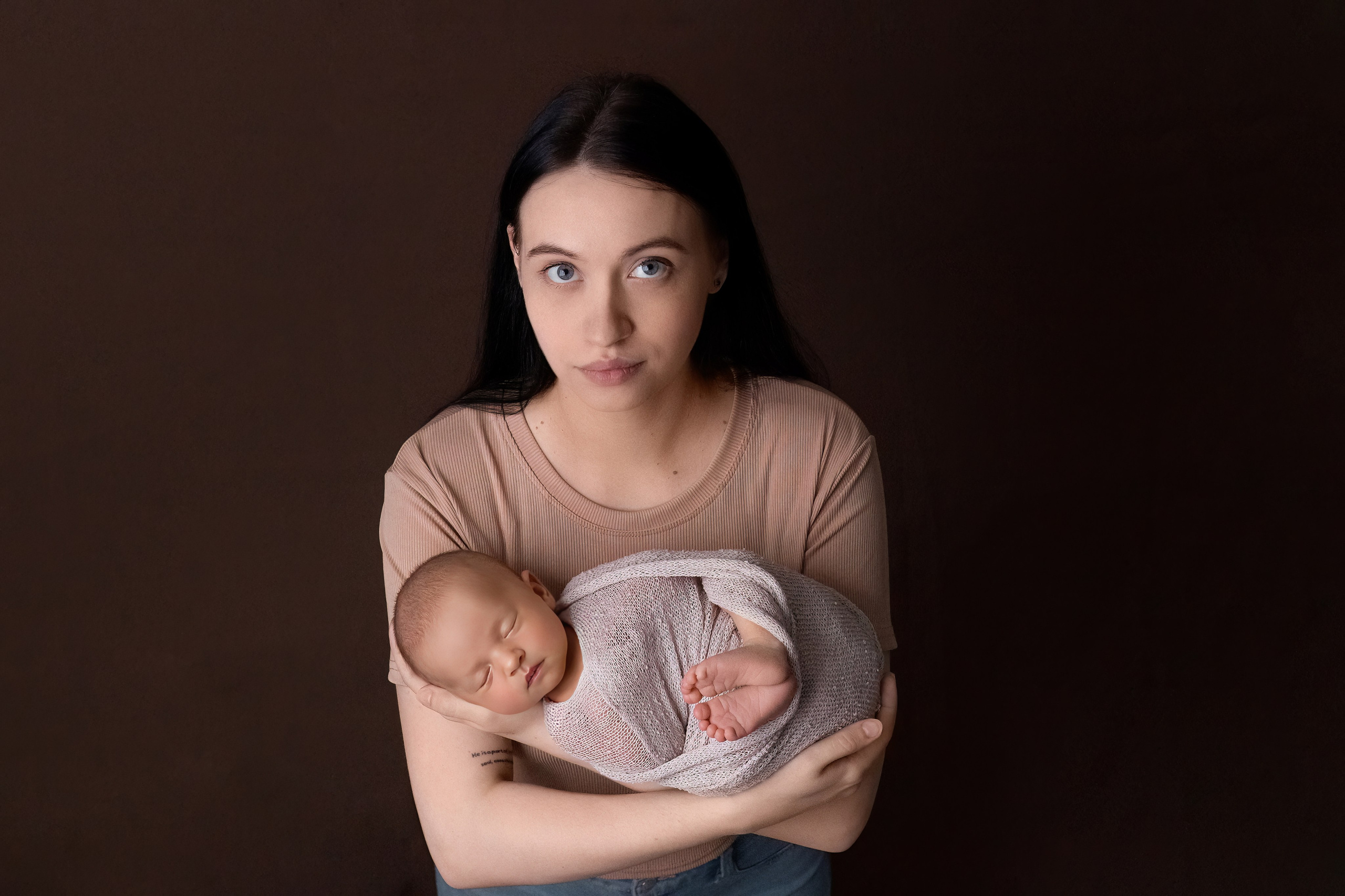 Фотосессия крошечной новорождённой малышки и её родителей