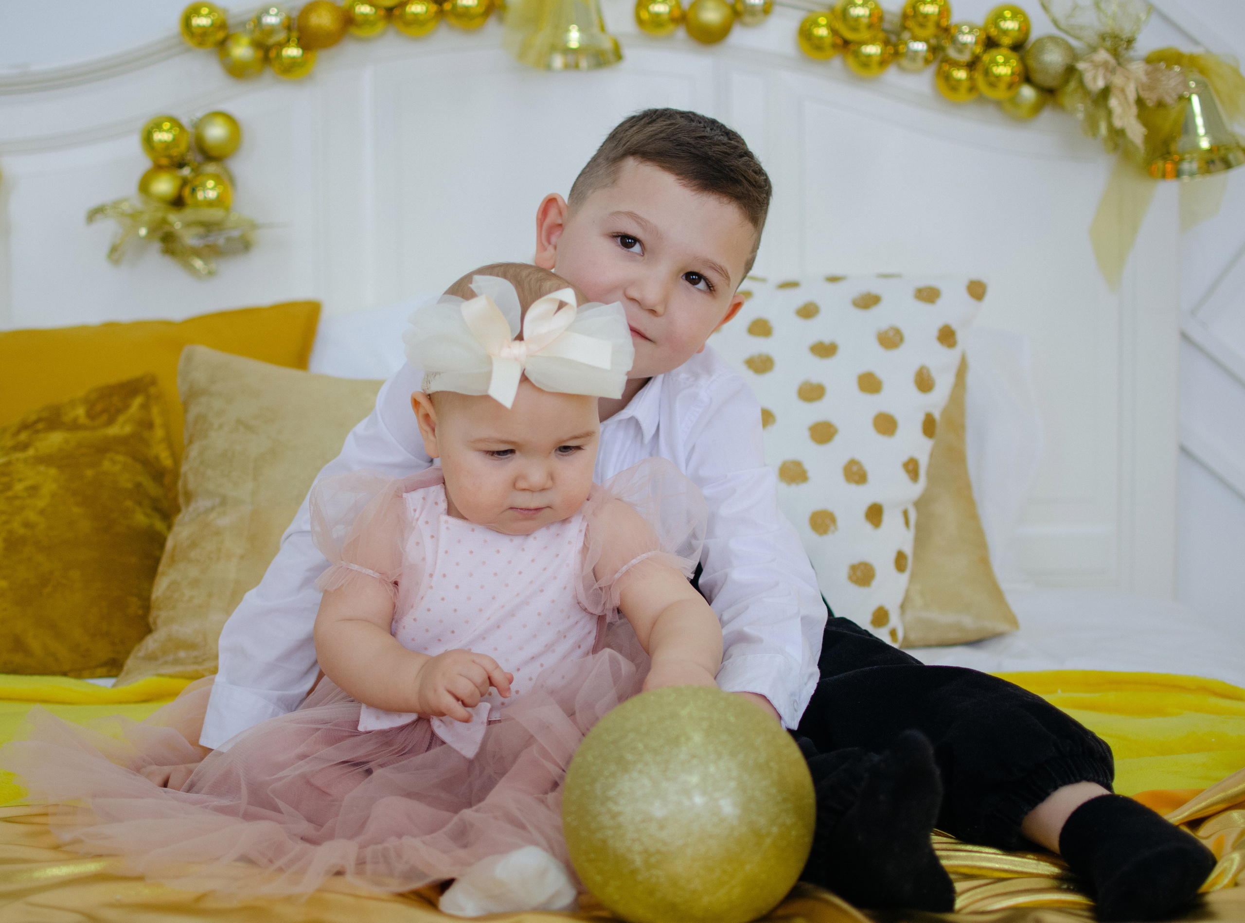 Брат и сестра на фотостудии