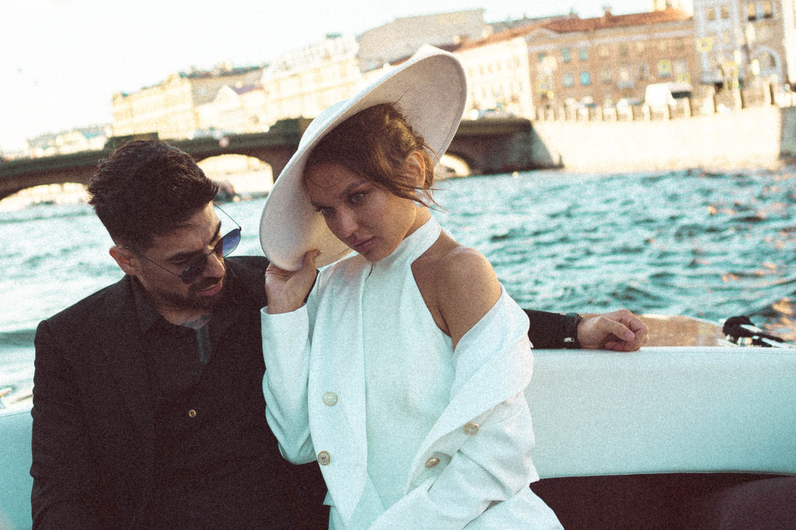 СВАДЕНБНАЯ СЬЕМКА НА КАТЕРЕ ПО КАНАЛАМ САНКТ-ПЕТЕРБУРГА И В АКВАТОРИИ НЕВЫ. Профессиональный фотограф, Санкт-Петербург — Виктория Богомолова