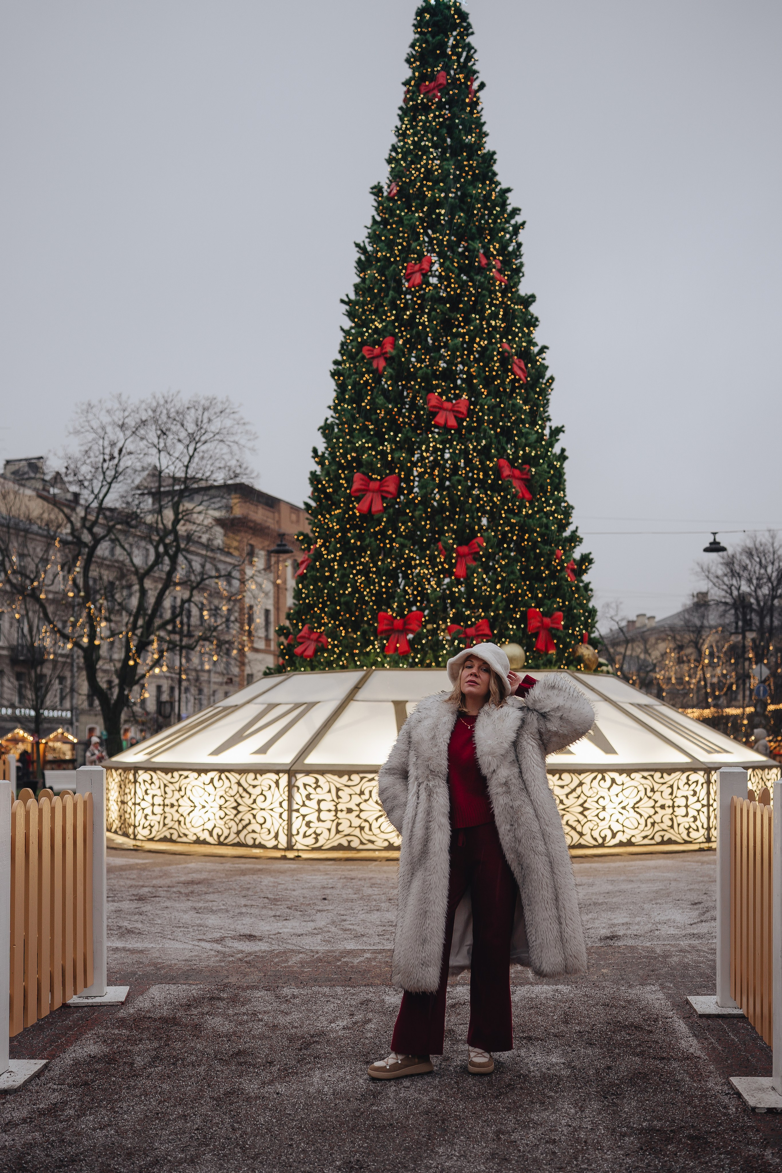 ПРОГУЛКА НА МАНЕЖНОЙ ПЛОЩАДИ ДЛЯ ДЕВУШКИ ПЕРЕД НОВЫМ ГОДОМ (НОВОГОДНЯЯ ФОТОСЕССИИЯ НА МАНЕЖНОЙ ПЛОЩАДИ). Профессиональный фотограф, Санкт-Петербург — Виктория Богомолова
