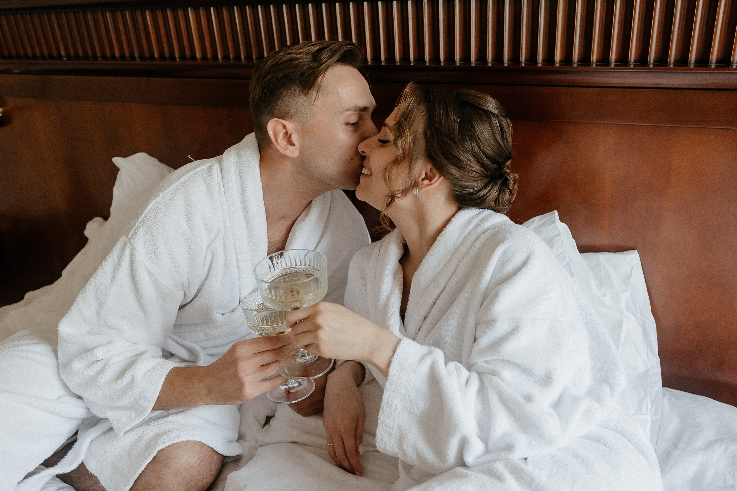 Поцелуй молодоженов на сборах