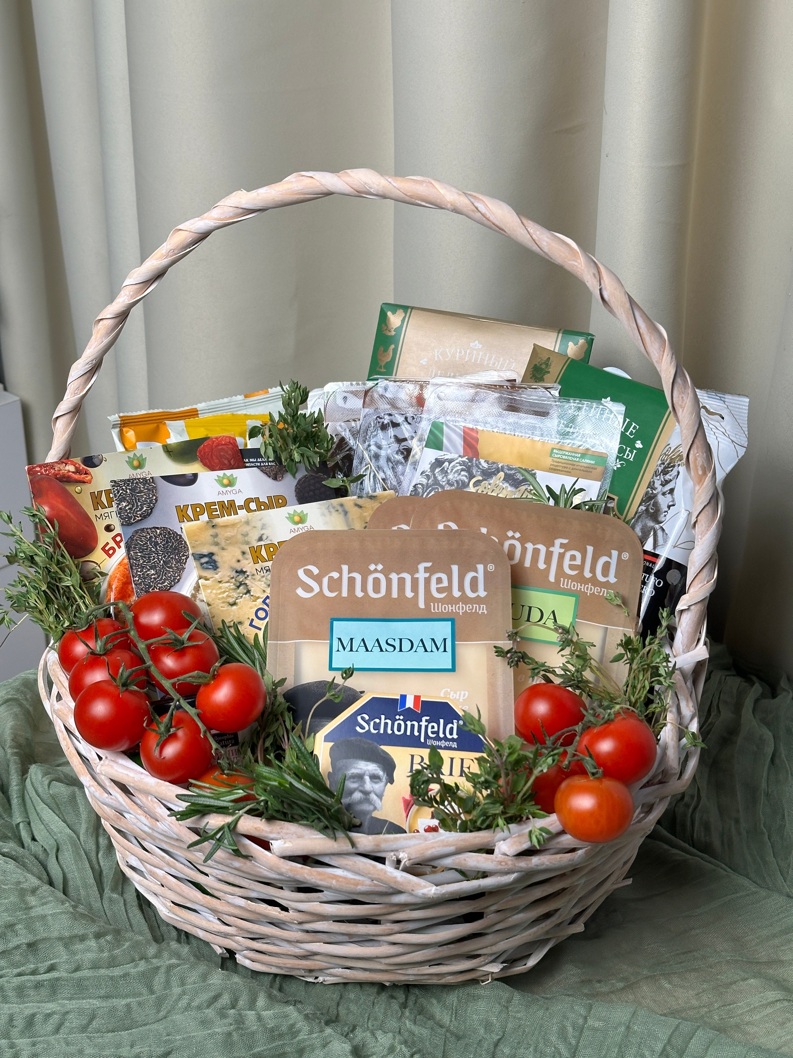 Корзины. Выездной кейтеринг, съедобные букеты, торты и сладости на заказ