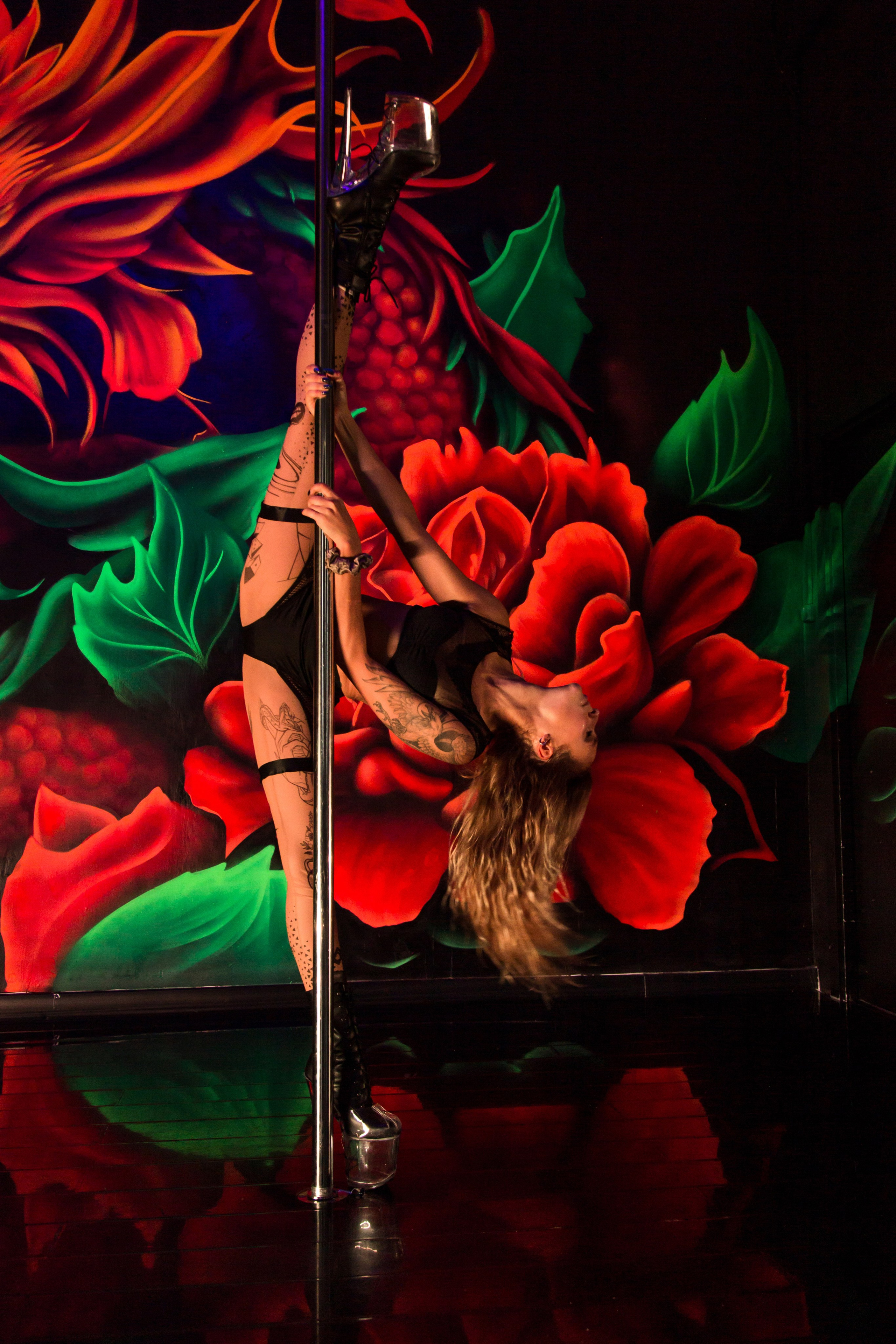 идеи для фотосессии с пилоном на фоне красного дракона