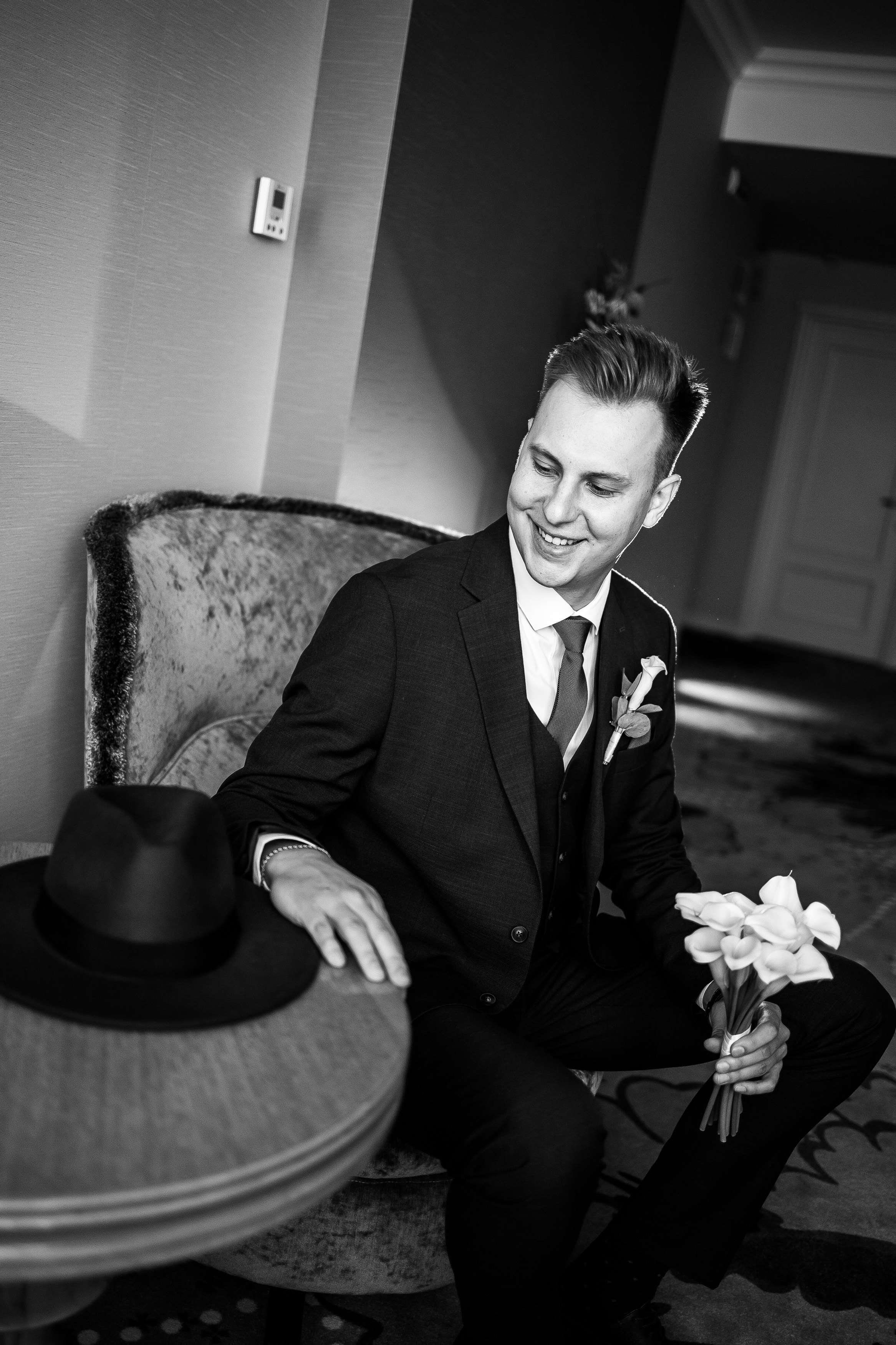 Стильный портрет жениха в отеле