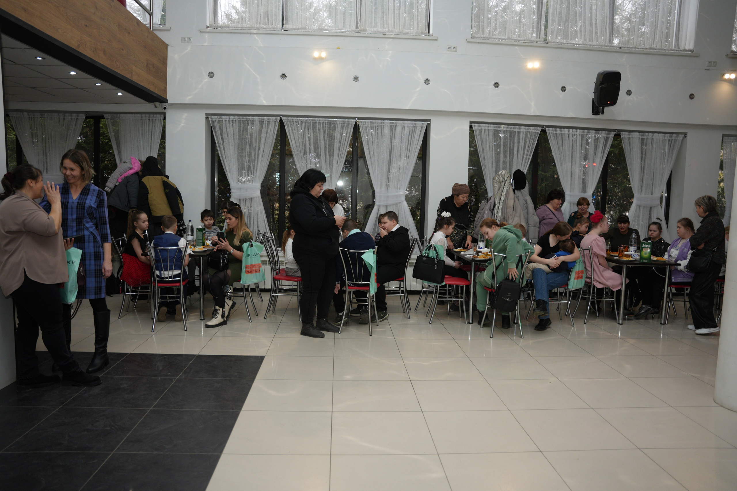 Социально —благотворительная акция «Ты в этом мире не один», посвященная Международному дню инвалидов. ВЫПУСКНЫЕ АЛЬБОМЫ, Школьный фотограф, семейный и свадебный в Саратове и области Ольга Плаксина