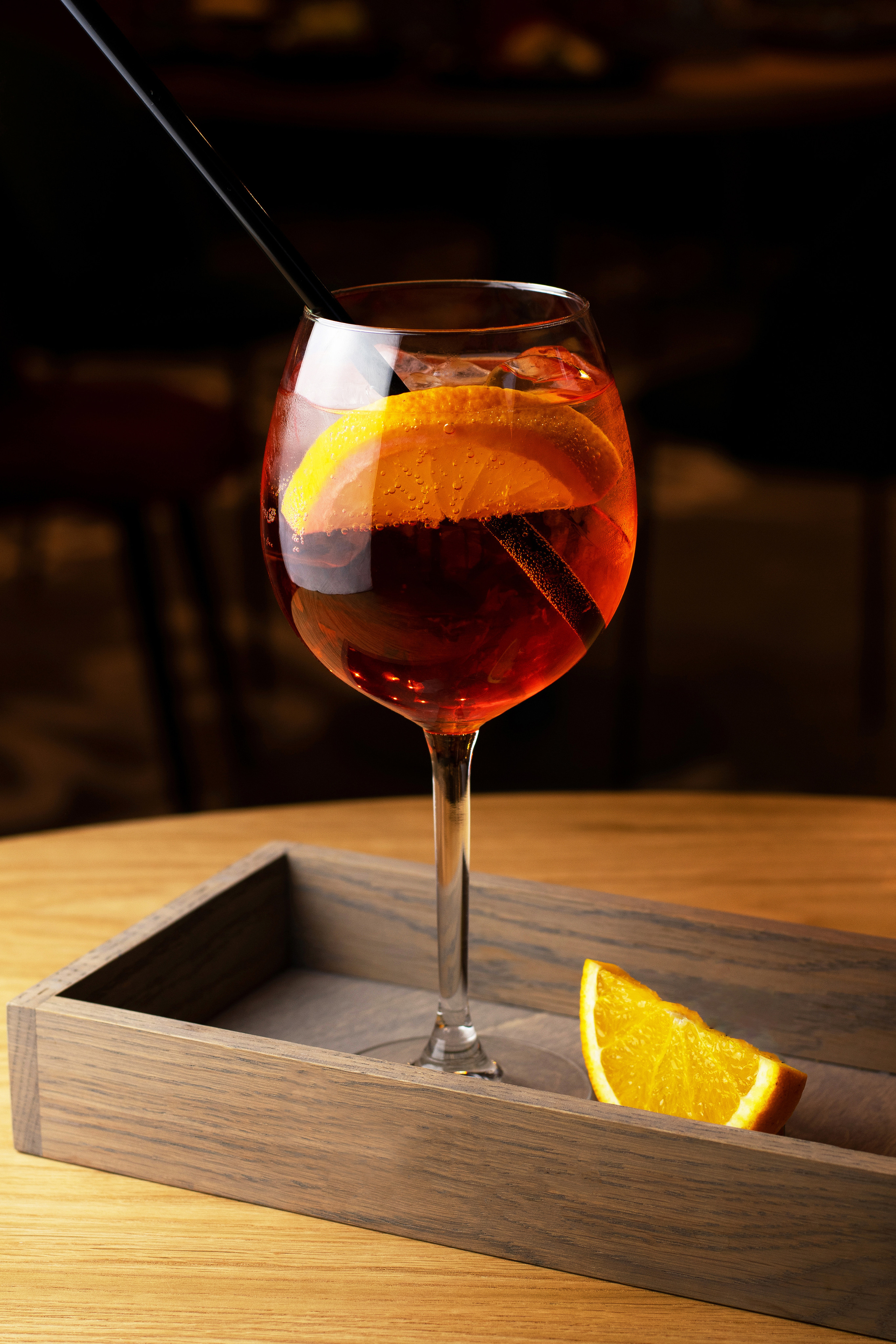 Алкогольного коктейль. Стильная фотография интерьера ресторана