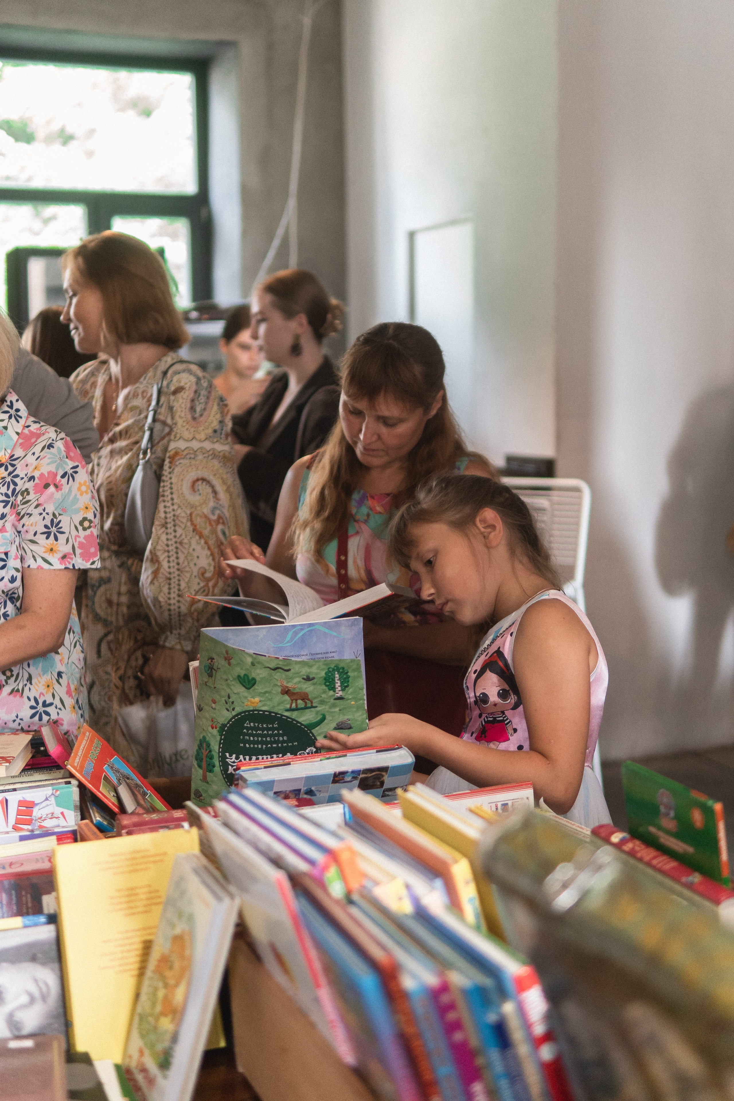 Благотворительный книжный маркет «ФОНАРЬ». Портретный и репортажный фотограф в Воронеже: Анастасия Пузикова