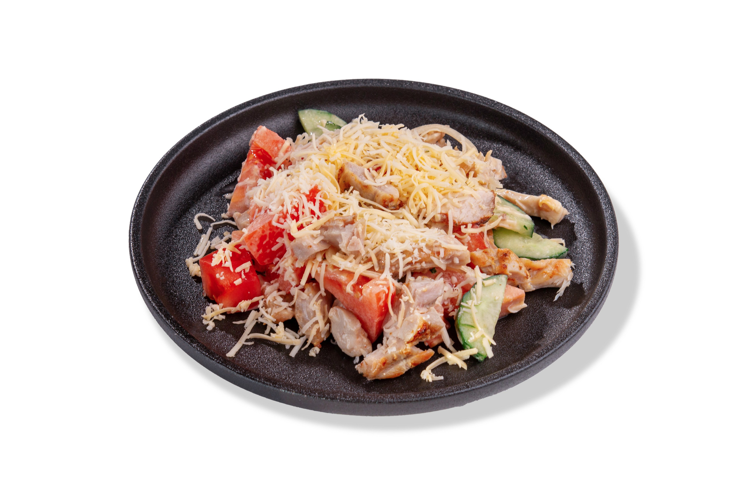 Салат с курицей, свежими овощами и тёртым сыром, поданный на чёрной тарелке и снятый на белом фоне для меню ресторана