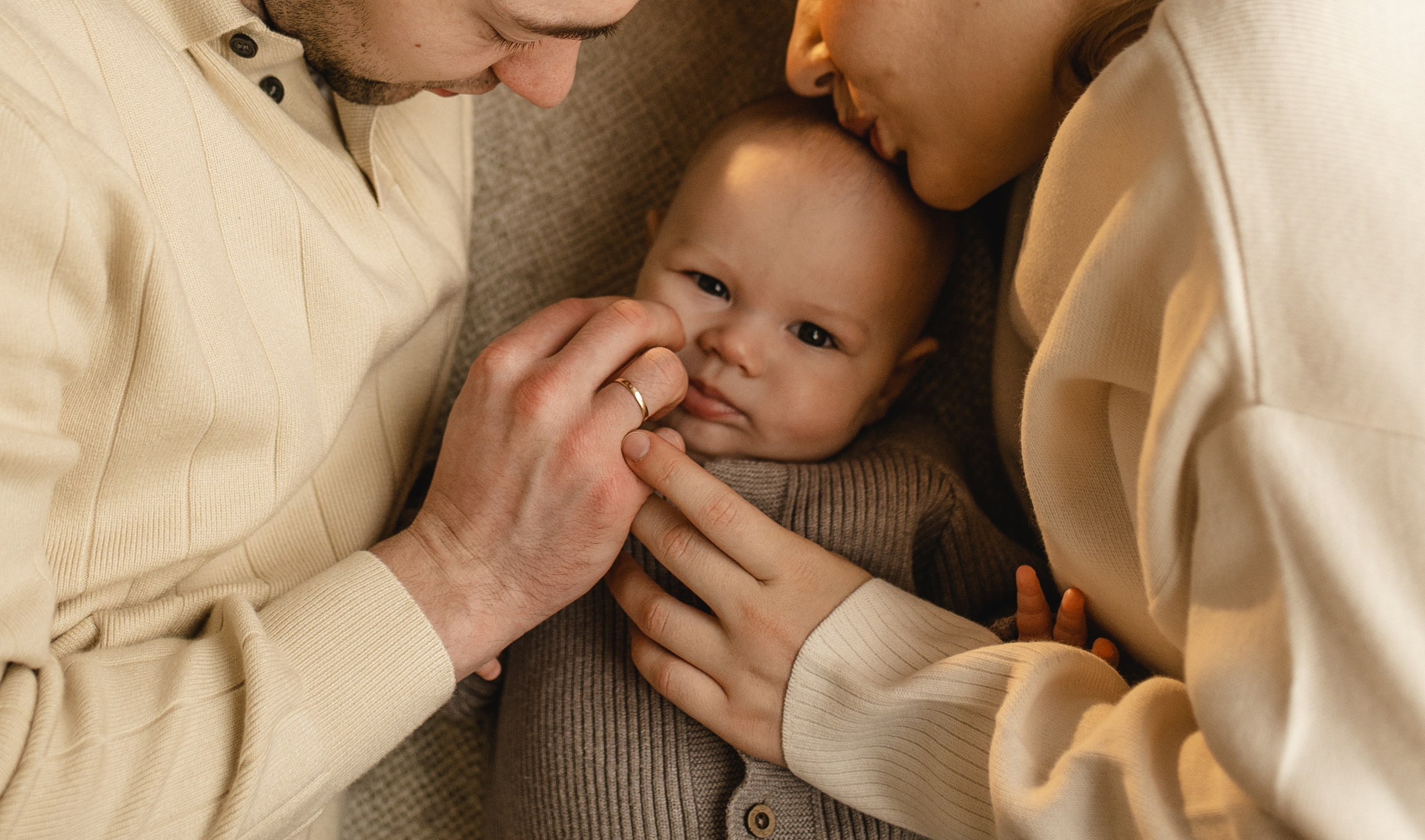 Новогодняя фотосессия в студии с малышом 6 месяцев в Бутово. Семейная фотосессия Бутово Москва фотограф Алина Морщагина