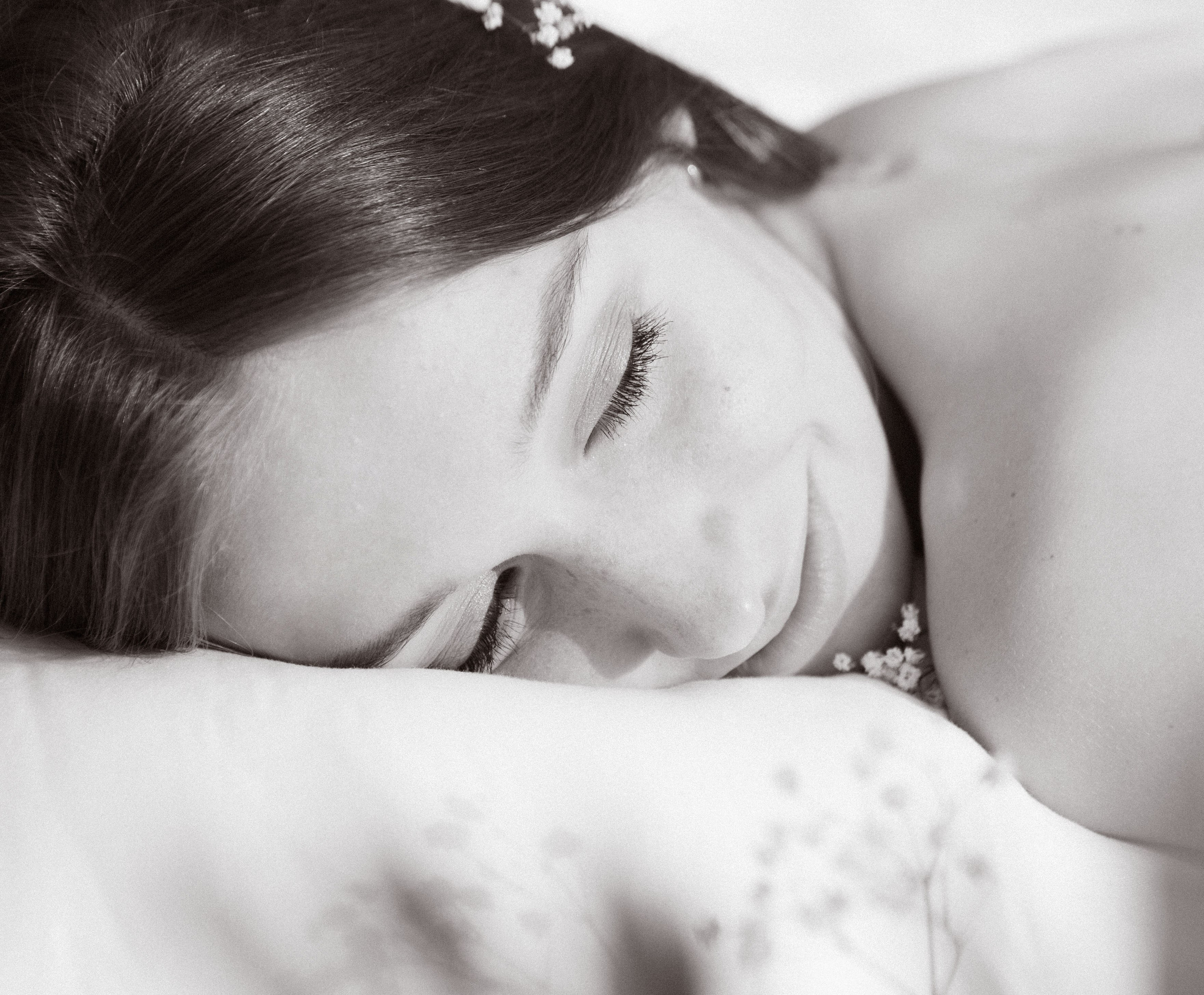 Летняя фотосессия в поле. Девушка в поле в кровати