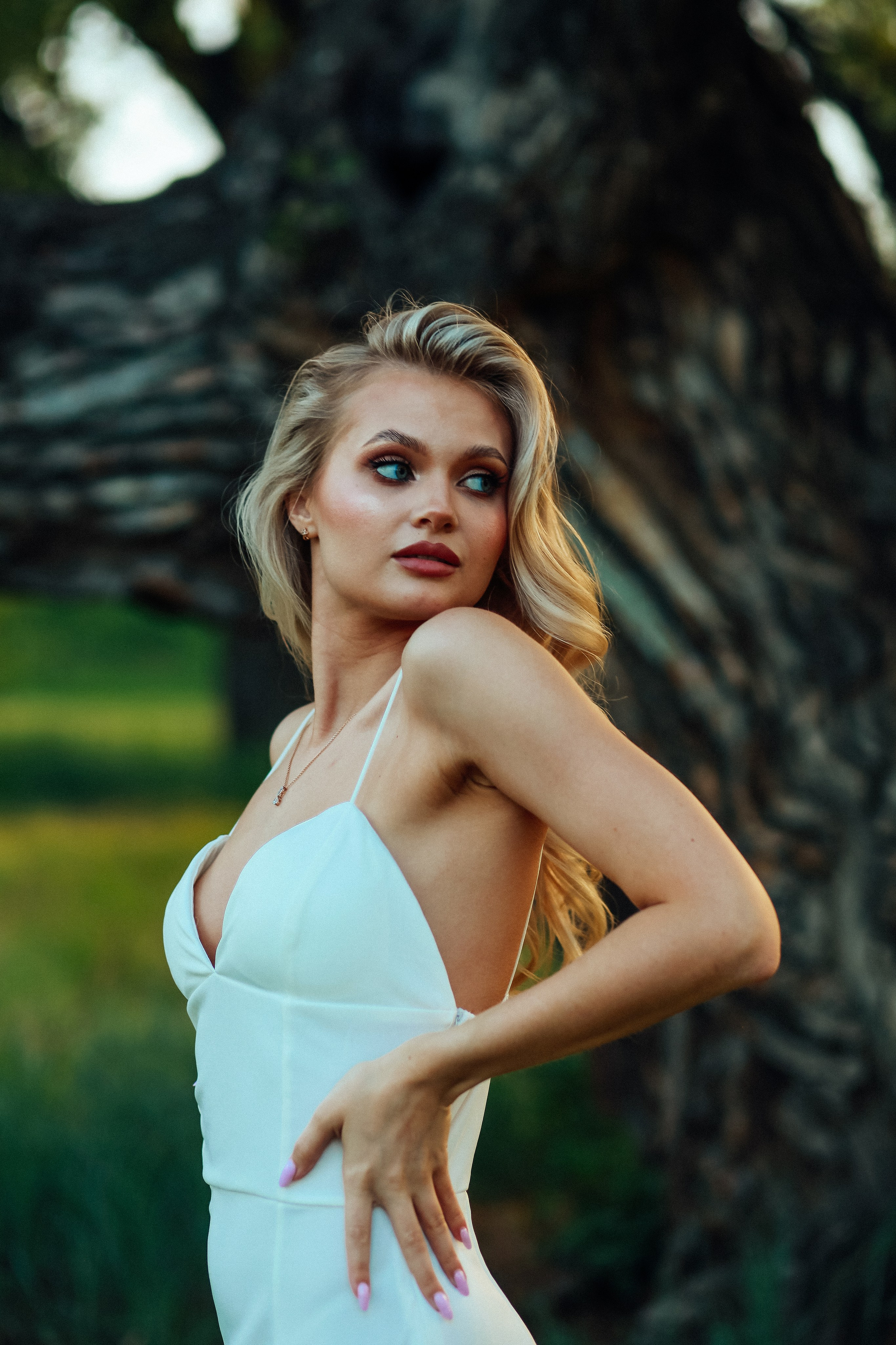 утро очень красивая невеста блондинка цветы природа лето декор дерево кровать