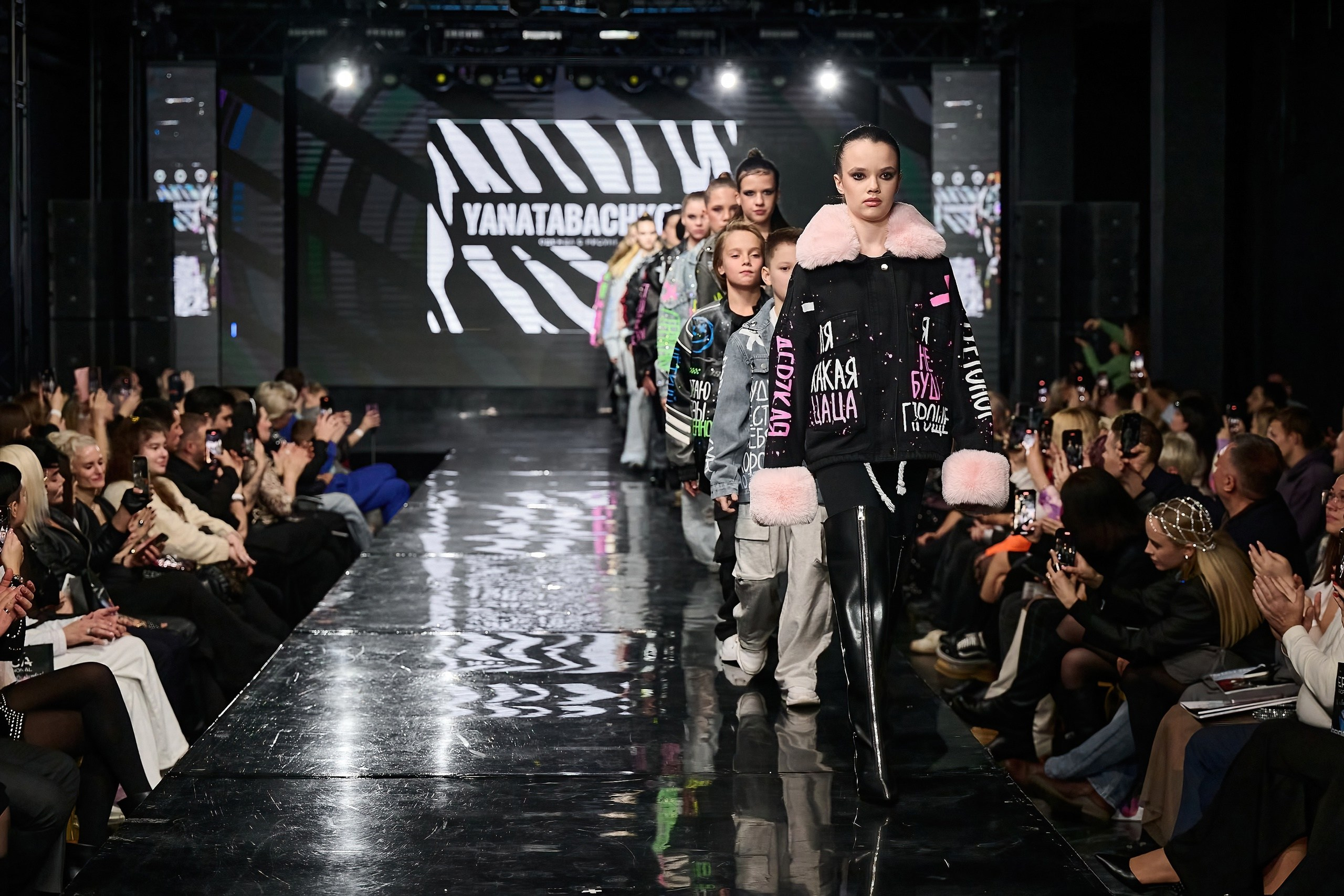 Яна Табачкова. Одежда с рисунком. 2024. Дима Бабушкин. Фотограф. Подиум. Репортаж. Творчество. Дорого