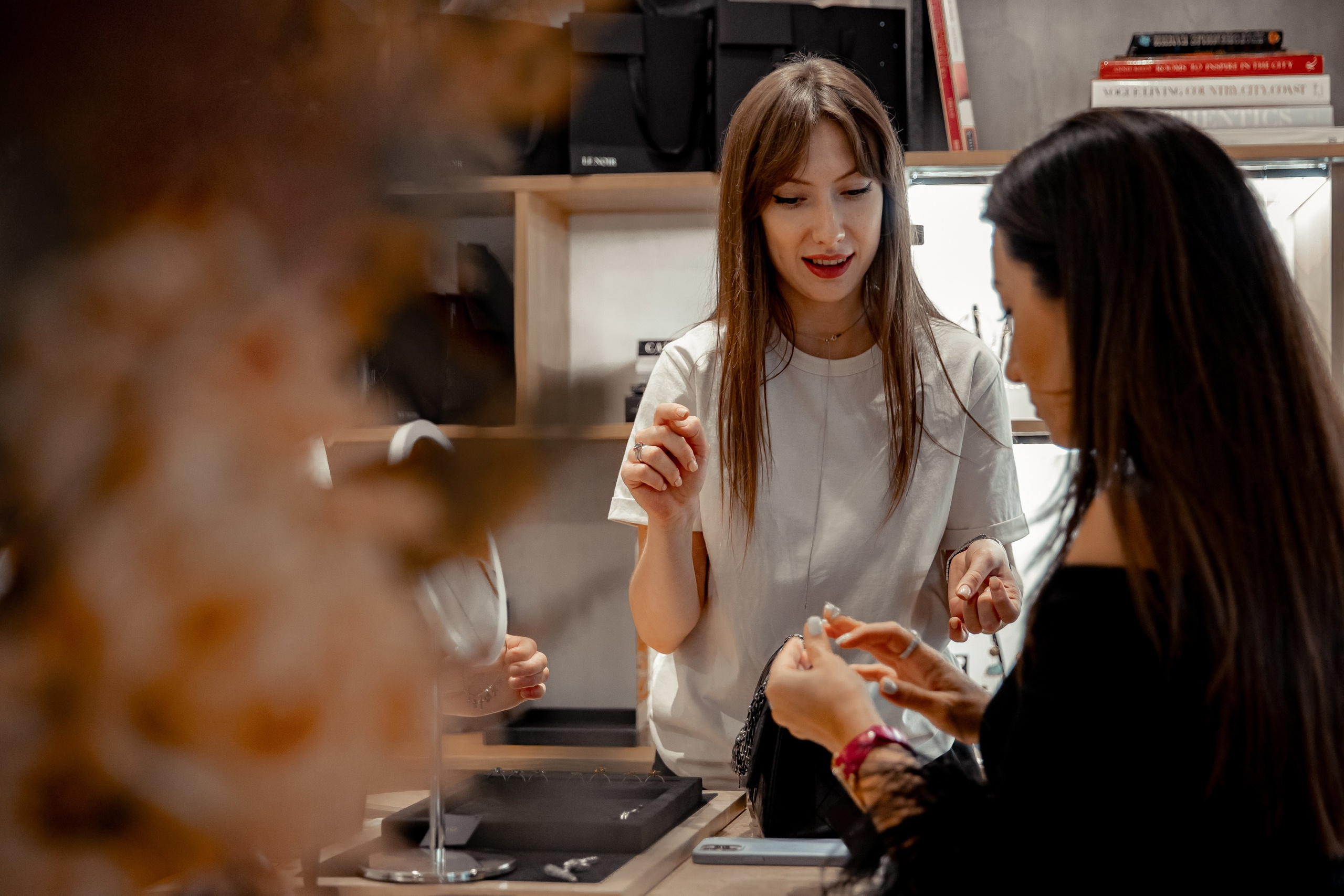 Презентация коллекции цветных драгоценностей в Le Noir. Главная