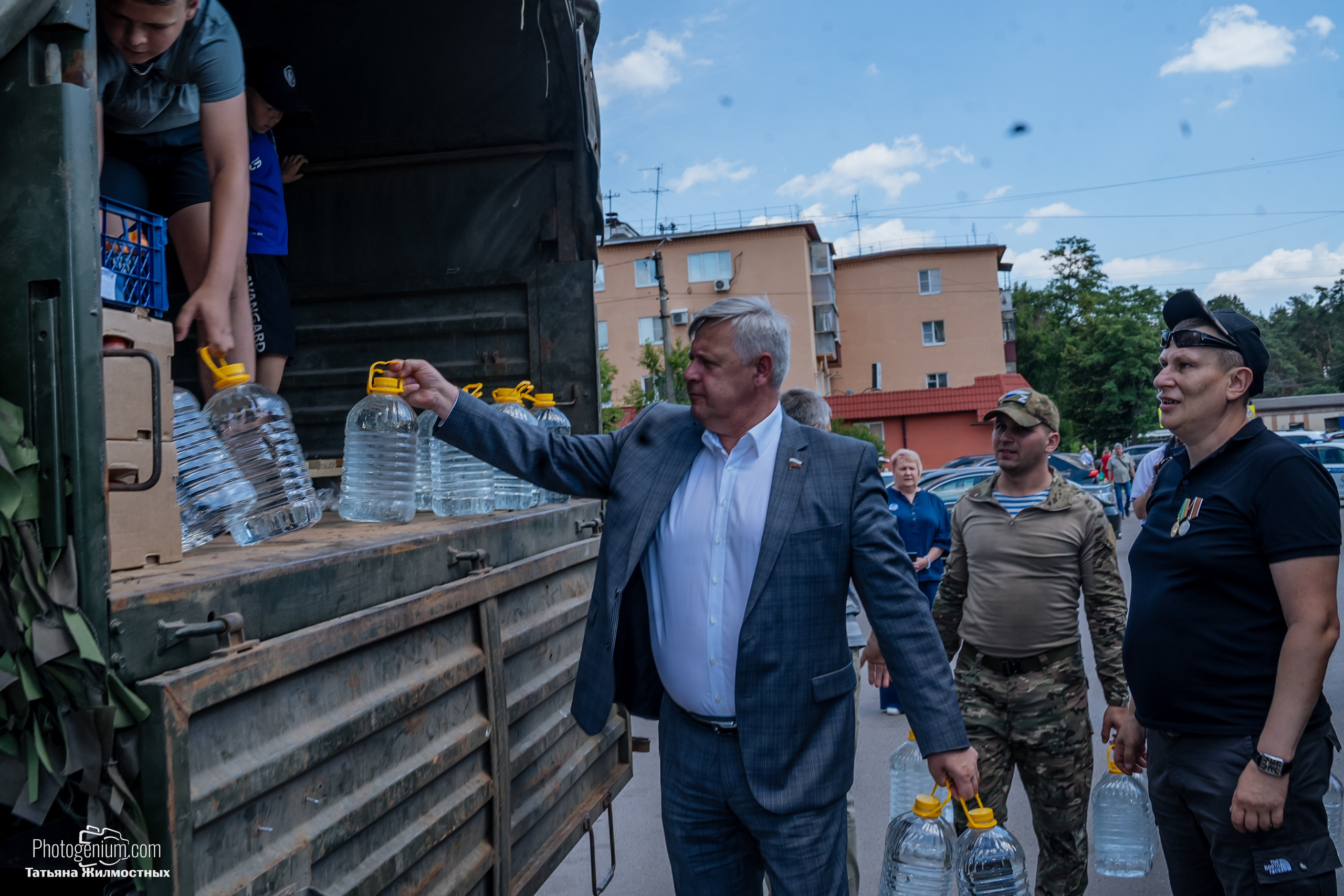 8 июня «Патриоты из Курска» сбор гуманитарной помощи у кинотеатра «Родина». Фотограф Нижний Новгород Татьяна Кейод