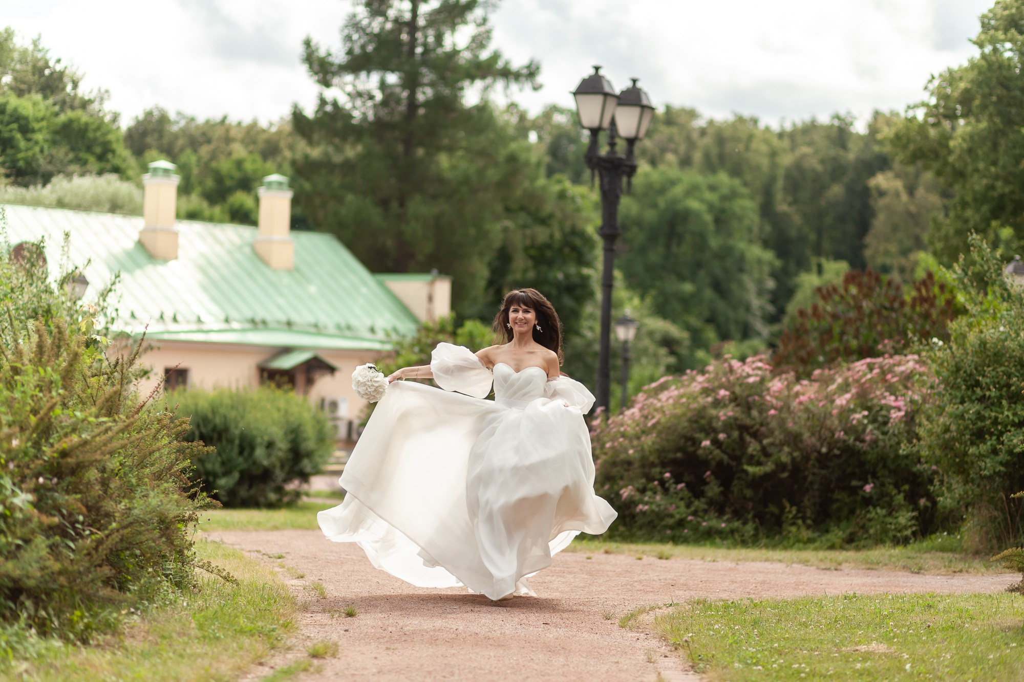 Невеста бежит по парку 